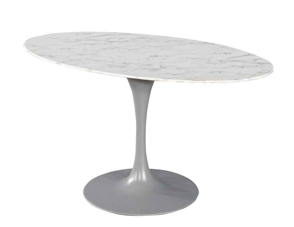 italien Table ovale moderne à plateau en marbre dans le style d'Eero Saarinen Table à piédestal en vente
