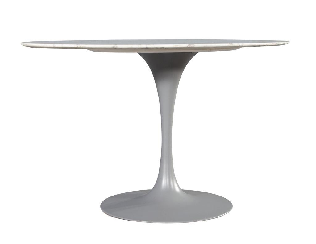 Table ovale moderne à plateau en marbre dans le style d'Eero Saarinen Table à piédestal en vente 1