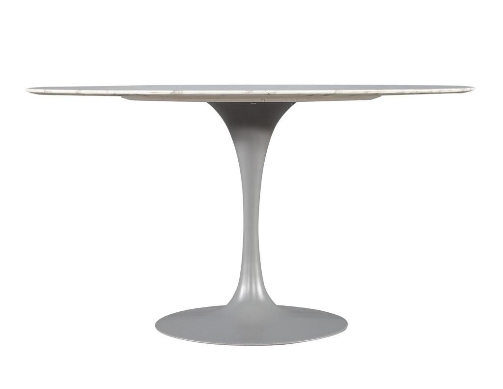 Table ovale moderne à plateau en marbre dans le style d'Eero Saarinen Table à piédestal en vente 2