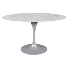 Moderner ovaler Tisch mit Marmorplatte im Stil von Eero Saarinen