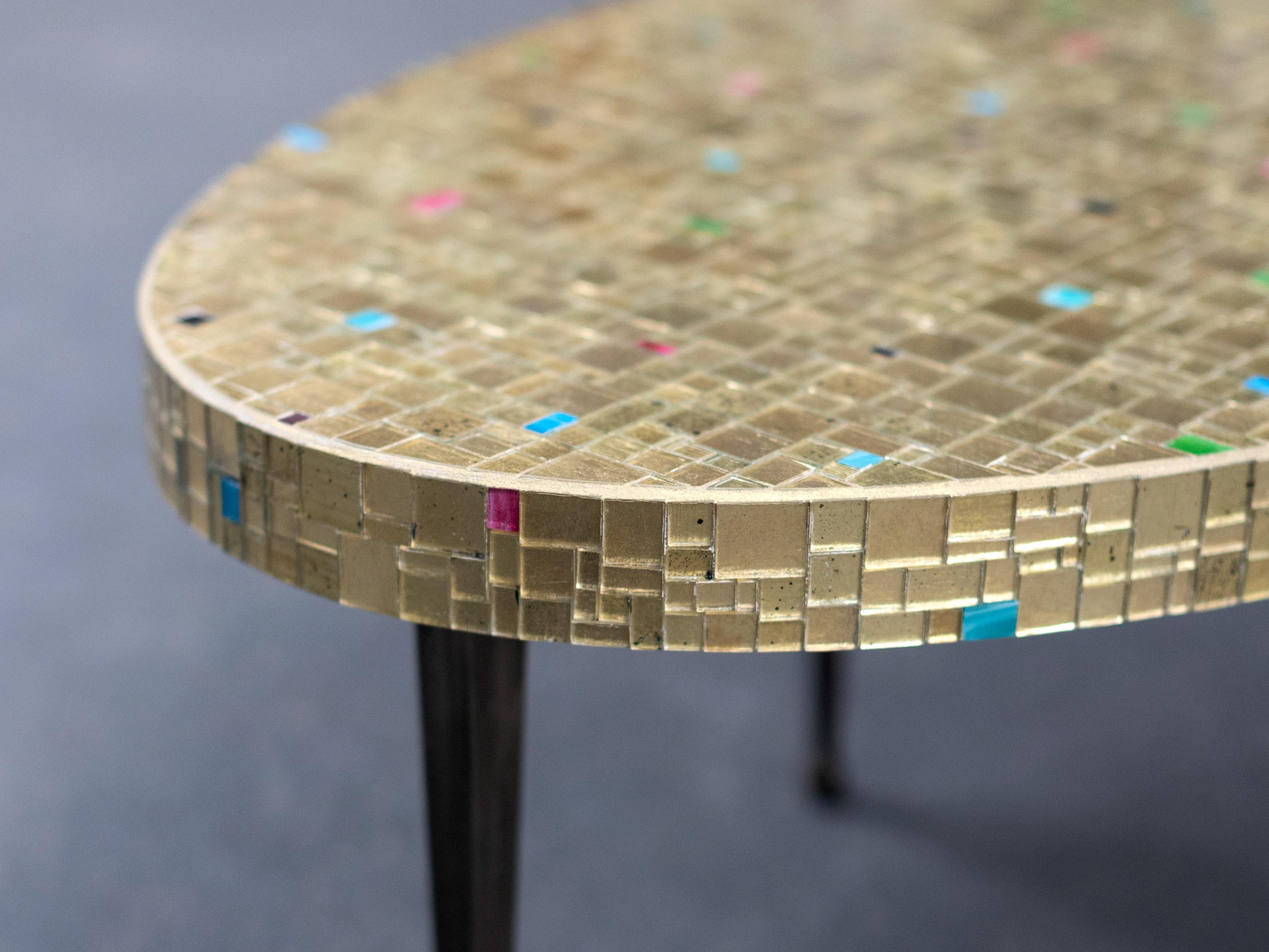 Moderne Table basse ovale moderne en mosaïque d'or avec pieds en métal par Ercole Home en vente