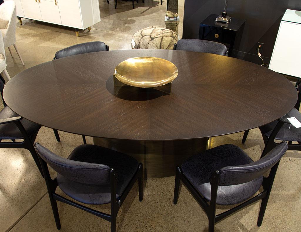 Table de salle à manger ovale moderne en chêne avec piédestaux en métal incurvés en vente 6
