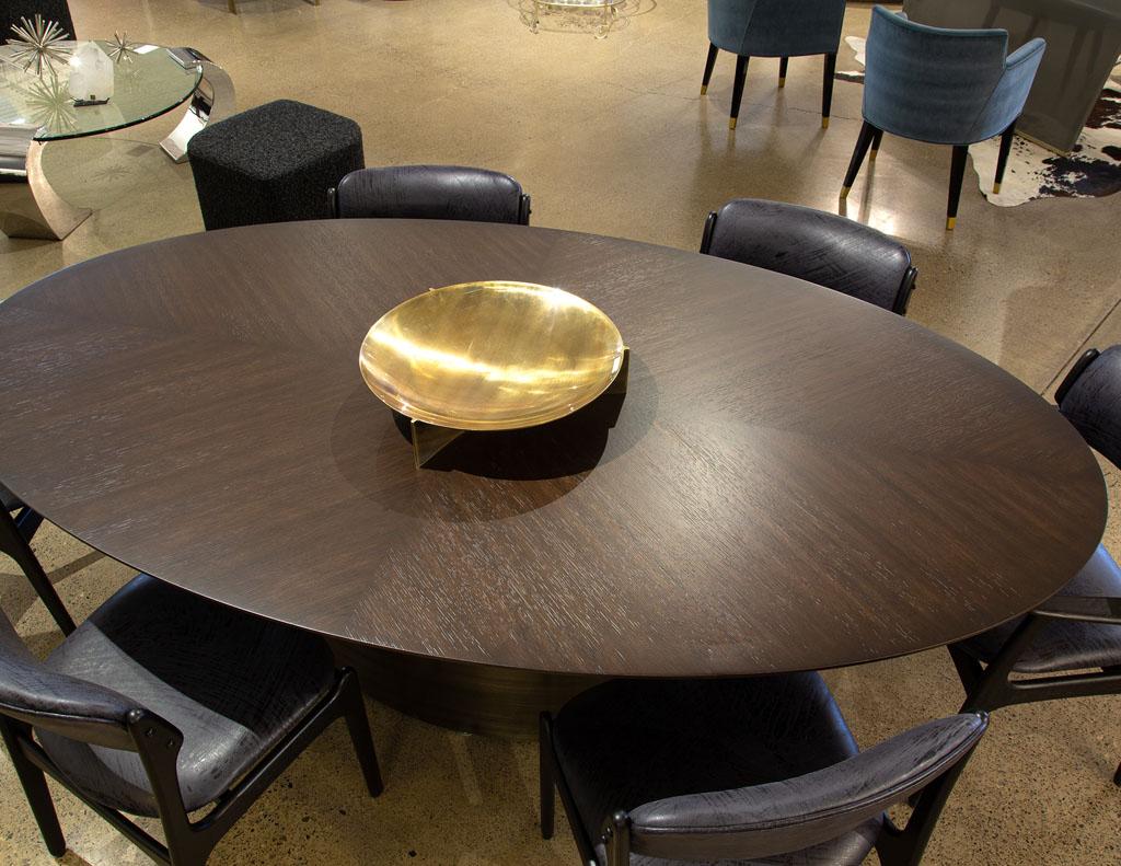 Table de salle à manger ovale moderne en chêne avec piédestaux en métal incurvés en vente 7