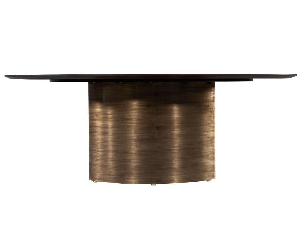 Moderne Table de salle à manger ovale moderne en chêne avec piédestaux en métal incurvés en vente