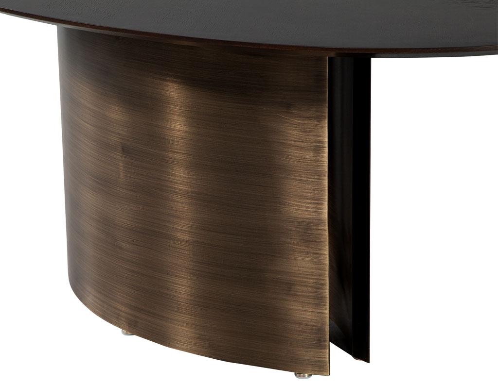 Laiton Table de salle à manger ovale moderne en chêne avec piédestaux en métal incurvés en vente