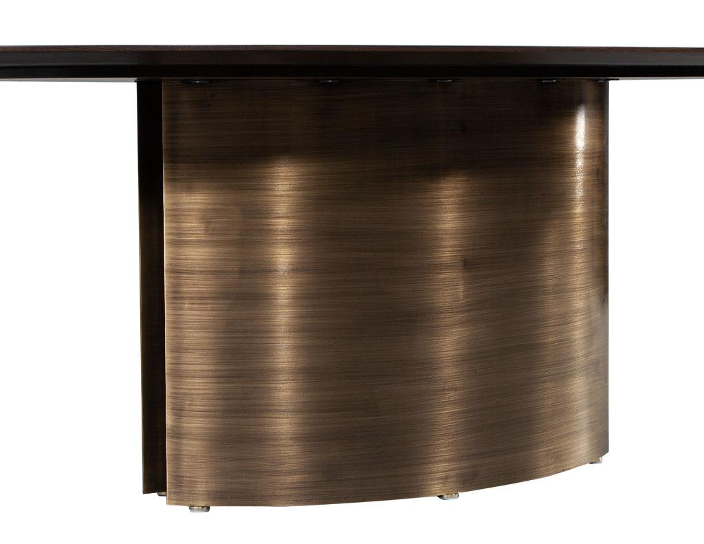 Table de salle à manger ovale moderne en chêne avec piédestaux en métal incurvés en vente 1