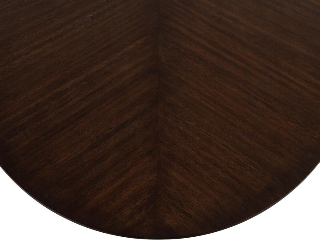 Table de salle à manger ovale moderne en chêne avec piédestaux en métal incurvés en vente 2