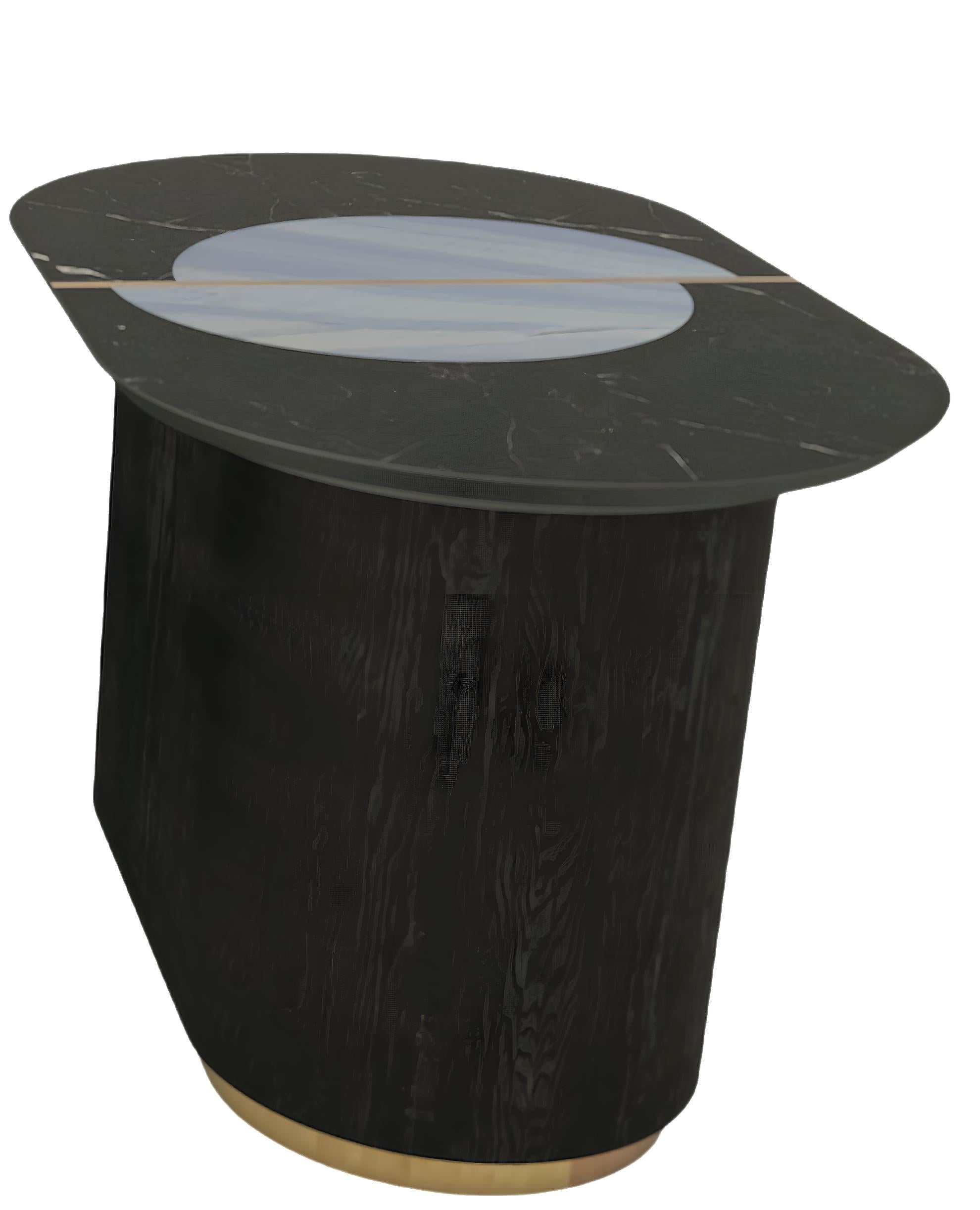 Hecha a mano por hábiles artesanos, esta Mesa Cápsula u 