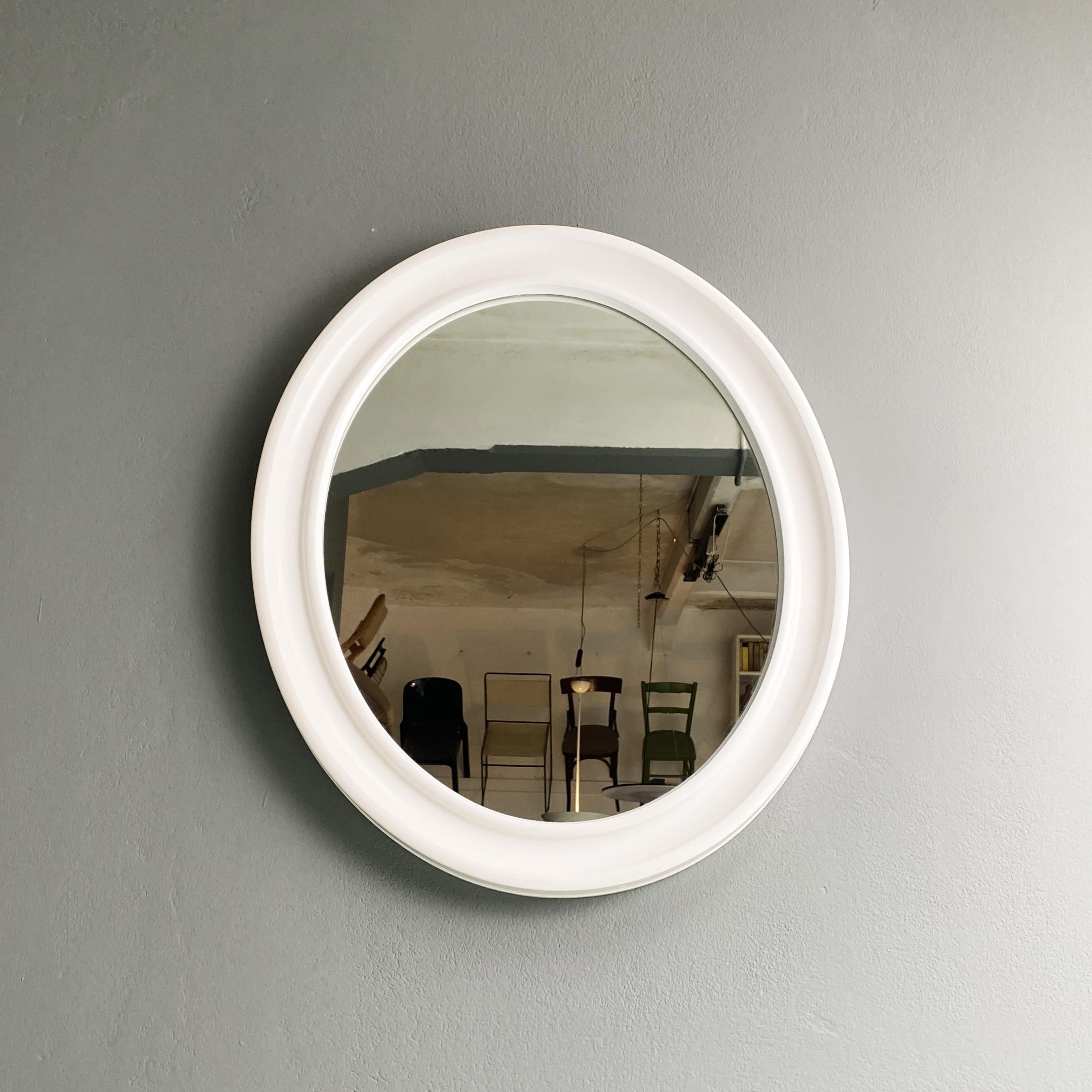 Oval mirror in white plastic by Carrara & Matta, 1980s
Medium size oval mirror in white plastic frame. Manufactured by Carrara & Matta.
1980s

Good conditions

Measures in cm 57x5x67.