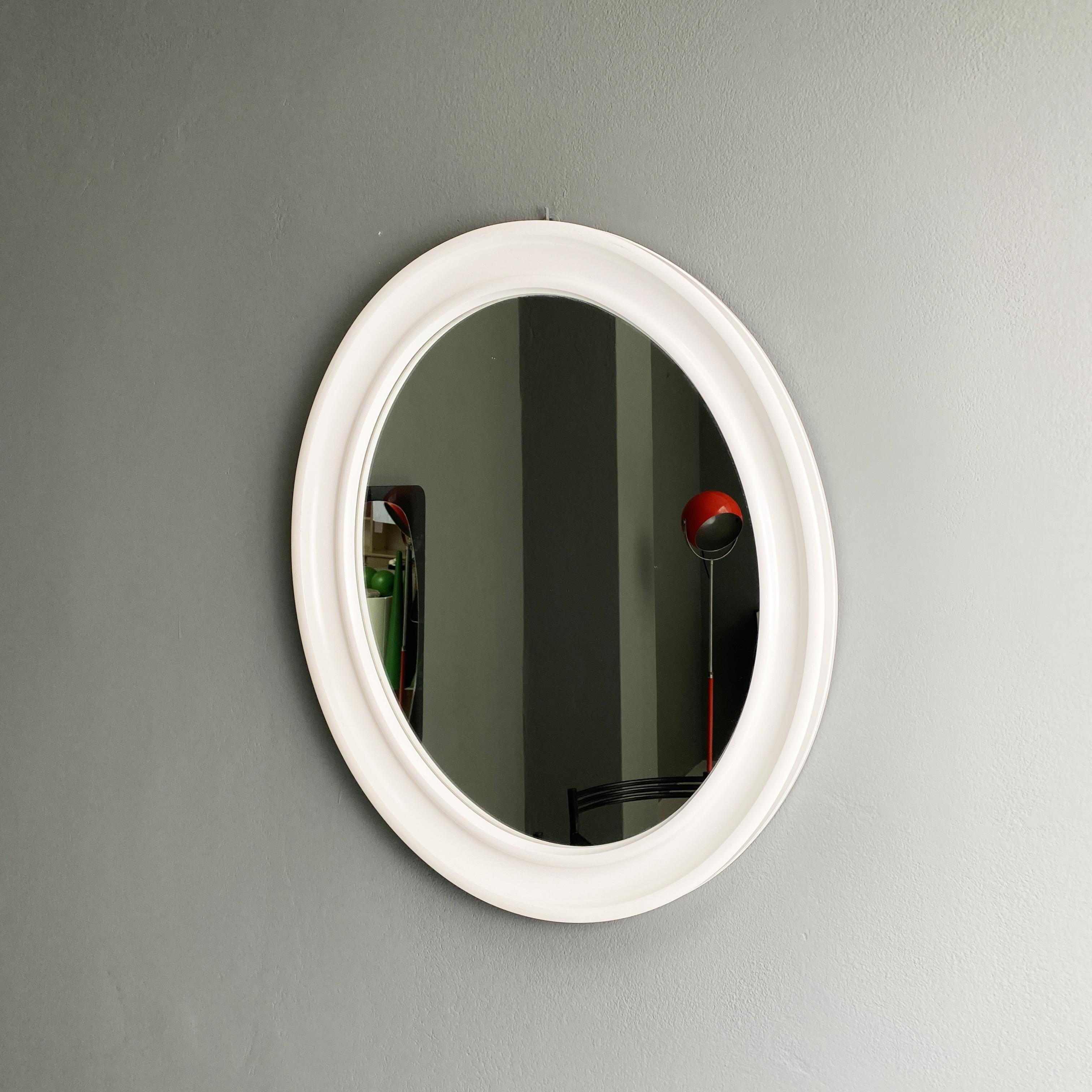 Modern Oval White Plastic Mirror by Carrara & Matta, 1980s In Good Condition For Sale In MIlano, IT