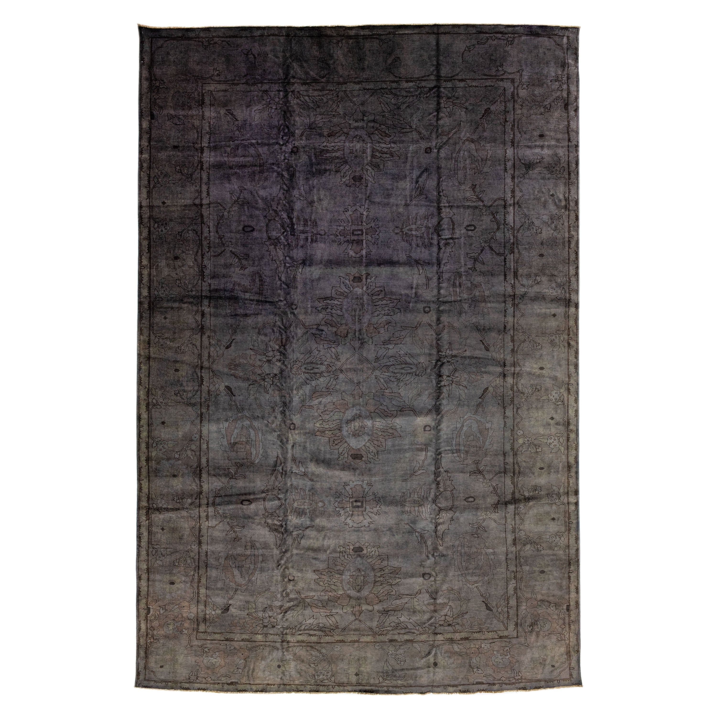 Moderner Overdyed Grauer handgefertigter, geblümter Oversize-Wollteppich im Angebot