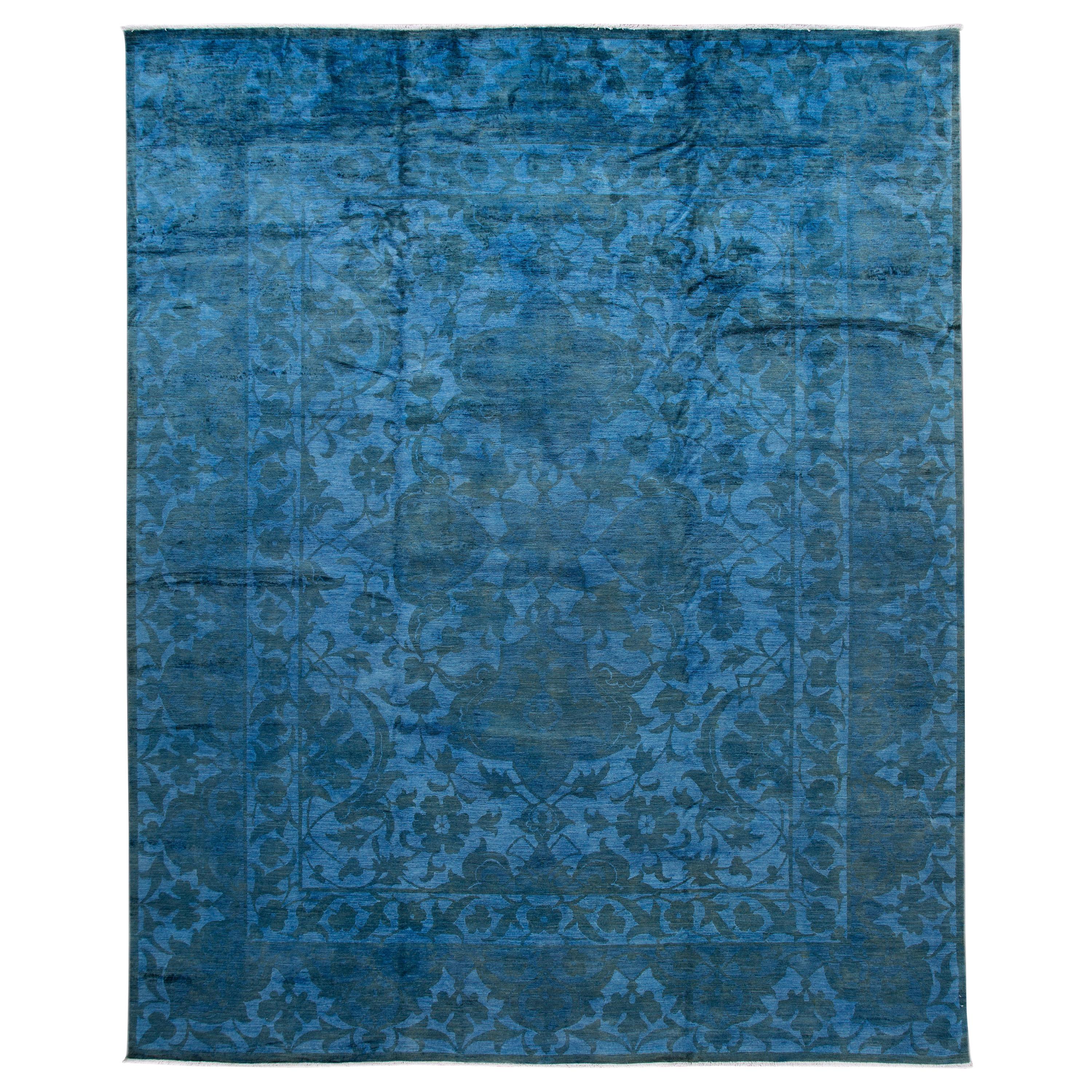Moderner moderner handgefertigter Overdyed Teppich aus blauer Wolle