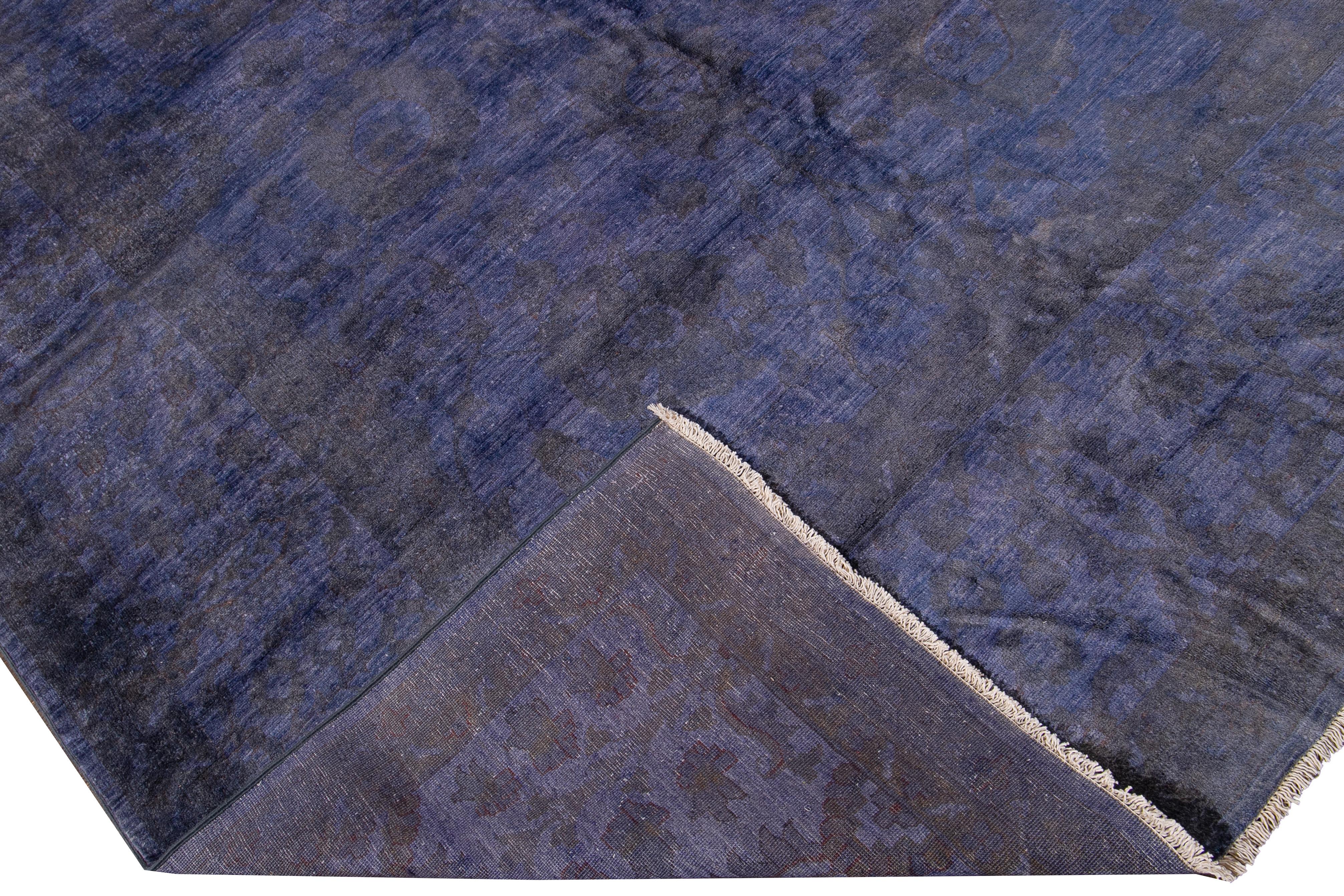 Schöner, moderner, handgeknüpfter, übergroßer Teppich aus gefärbter Wolle mit einem lila Feld. Dieser überfärbte Teppich hat einen grauen und beigen Akzent in einem floralen Allover-Muster.

Dieser Teppich misst: 12'10' x 16'2