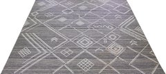 Moderner übergroßer Flachgewebe-Kelim-Wollteppich mit weißem geometrischem Motiv von Apadana