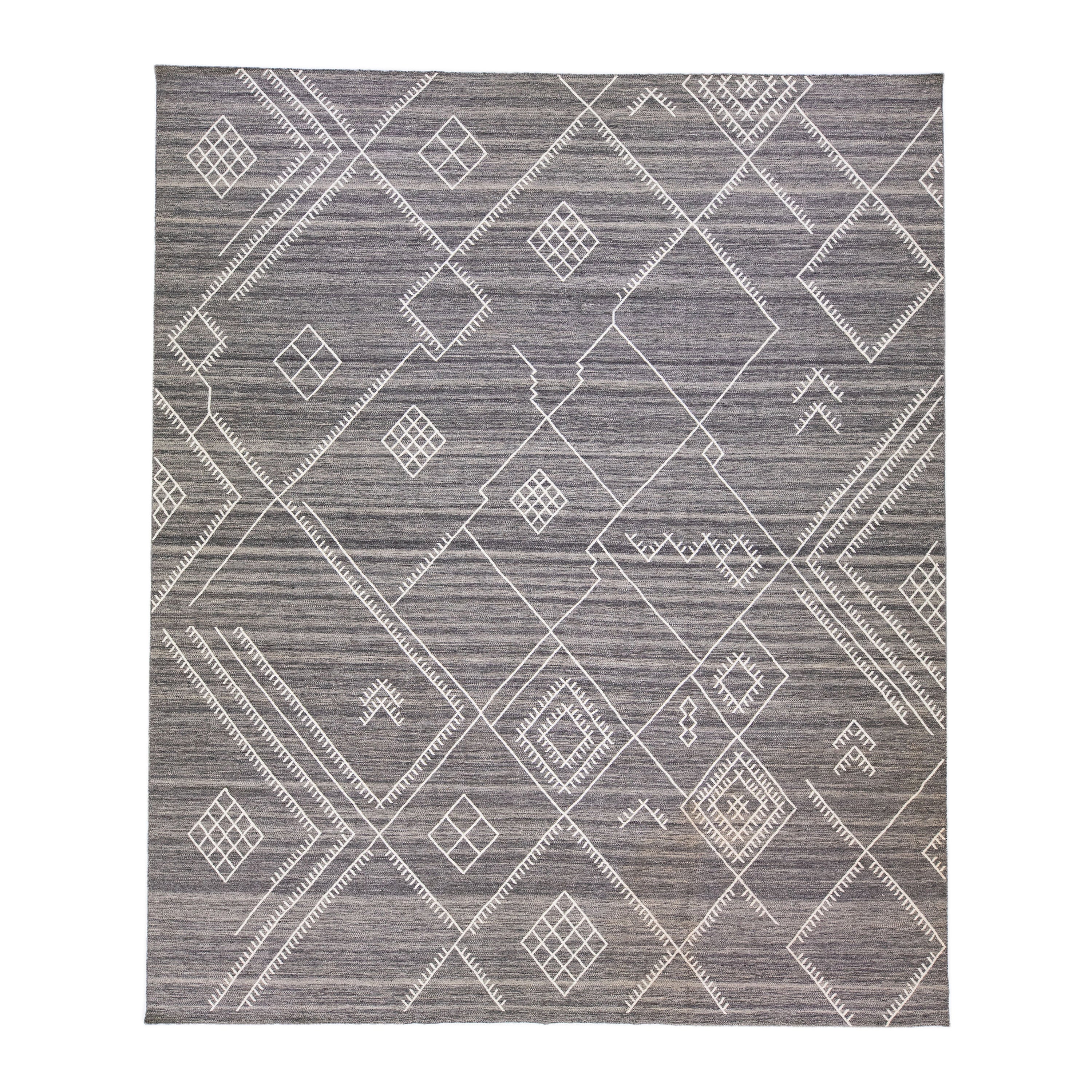 Tappeto moderno oversize a trama piatta in lana Kilim con motivo geometrico bianco di Apadana