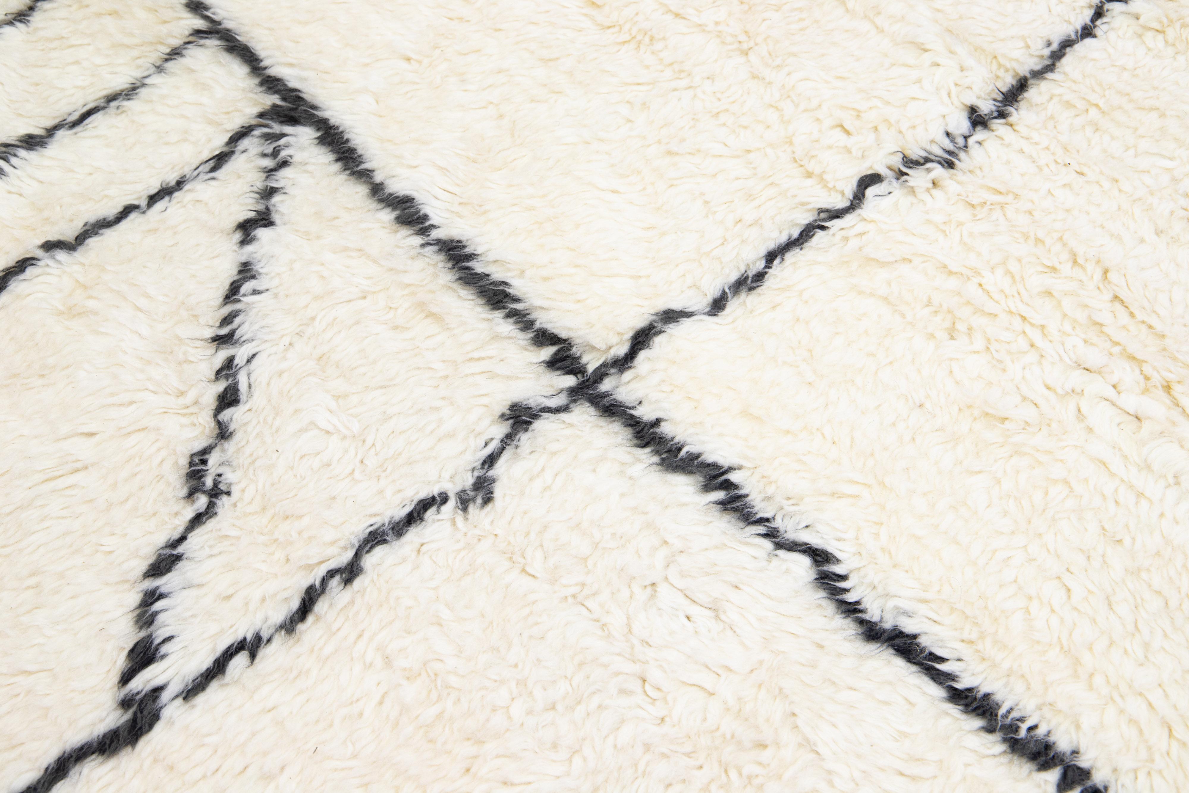 Tapis moderne surdimensionné en laine ivoire de style marocain fait à la main par Apadana en vente 2