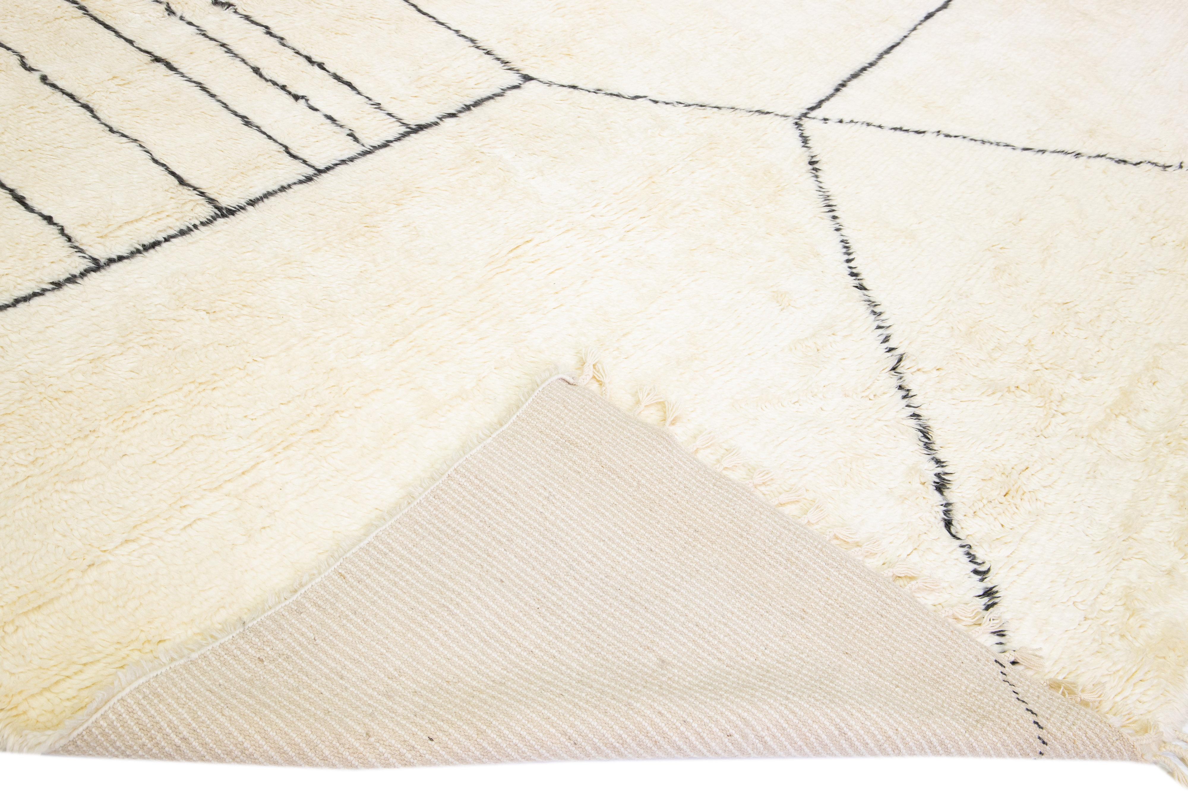 Magnifique tapis moderne de style marocain en laine nouée à la main avec un champ blanc et des franges dans un magnifique design géométrique abstrait.

Ce tapis mesure : 13'10
