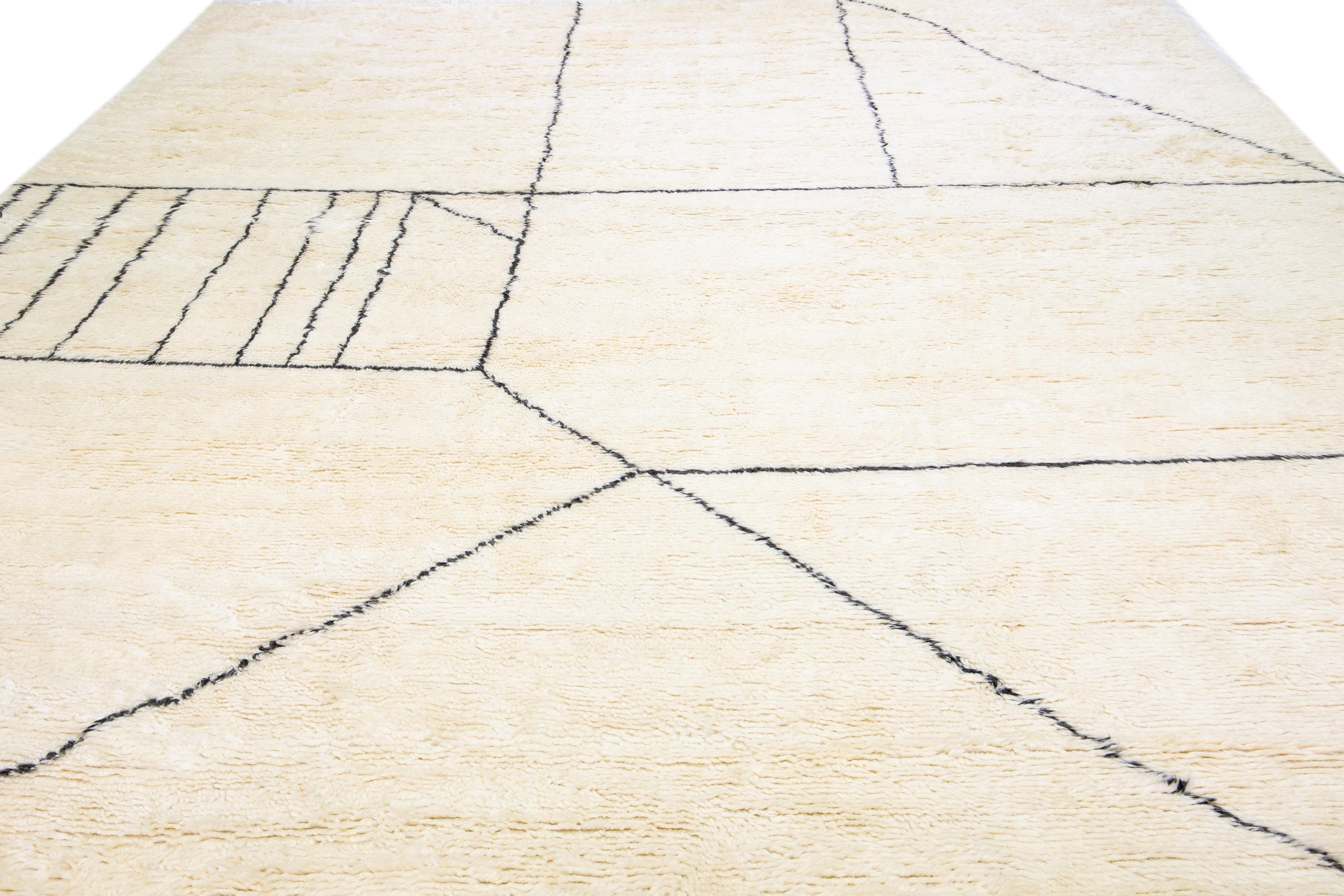 Bohème Tapis moderne surdimensionné en laine ivoire de style marocain fait à la main par Apadana en vente