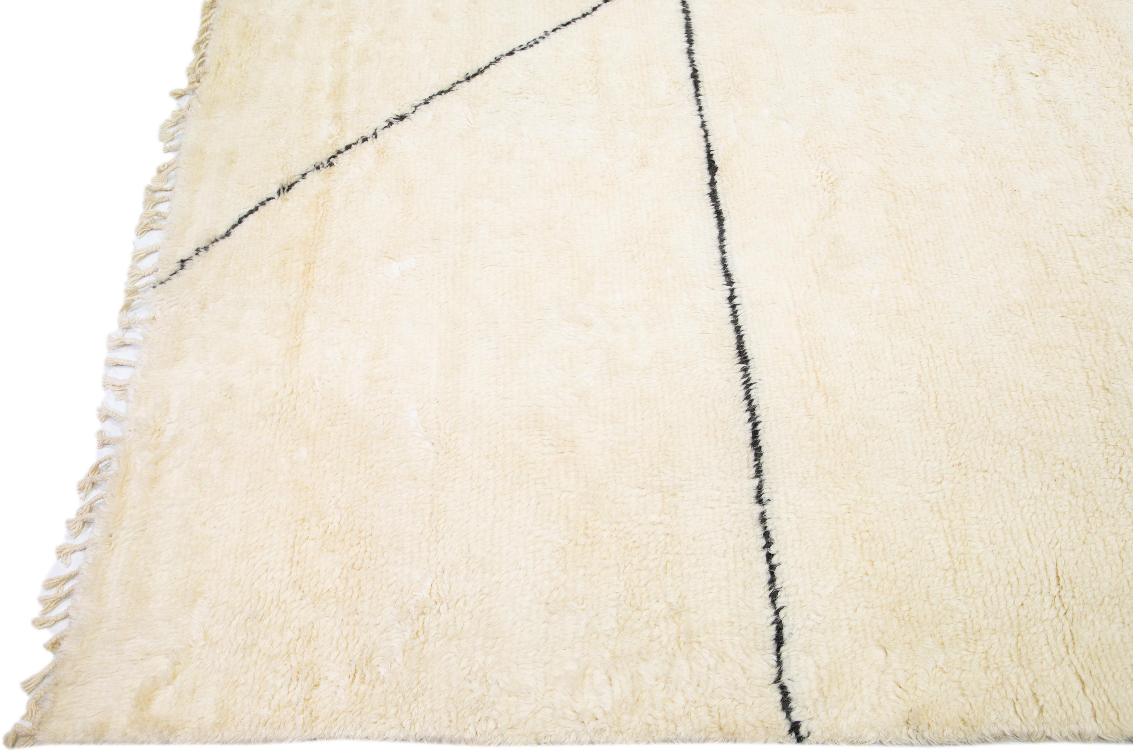 Indien Tapis moderne surdimensionné en laine ivoire de style marocain fait à la main par Apadana en vente