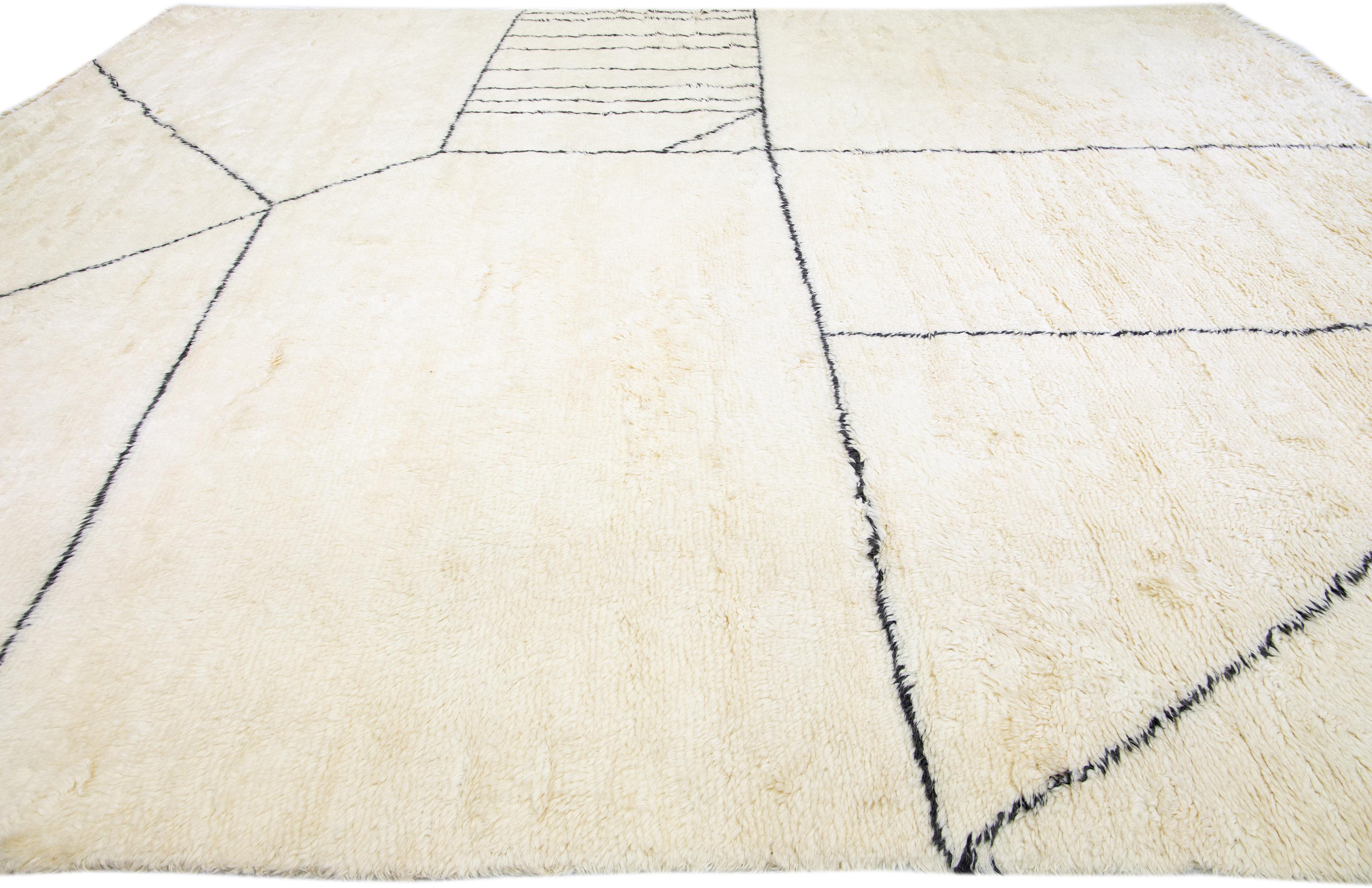 Noué à la main Tapis moderne surdimensionné en laine ivoire de style marocain fait à la main par Apadana en vente