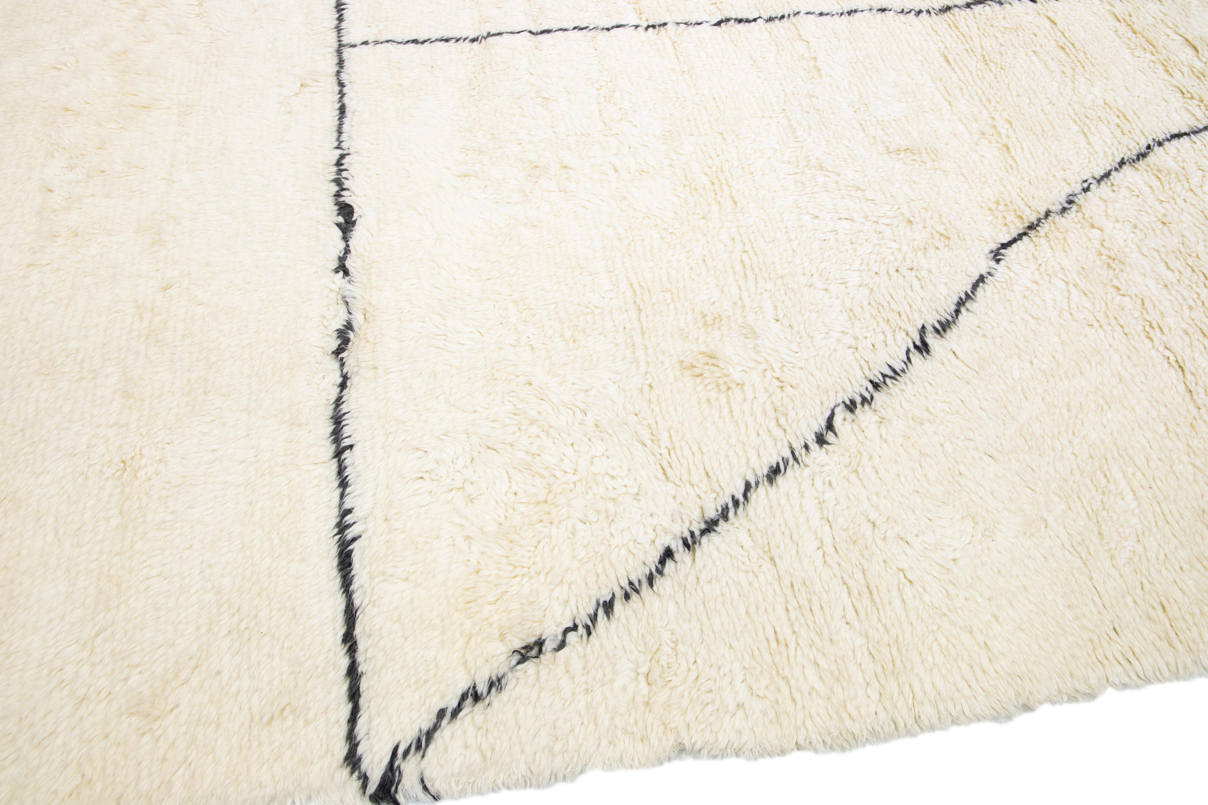 Tapis moderne surdimensionné en laine ivoire de style marocain fait à la main par Apadana Neuf - En vente à Norwalk, CT
