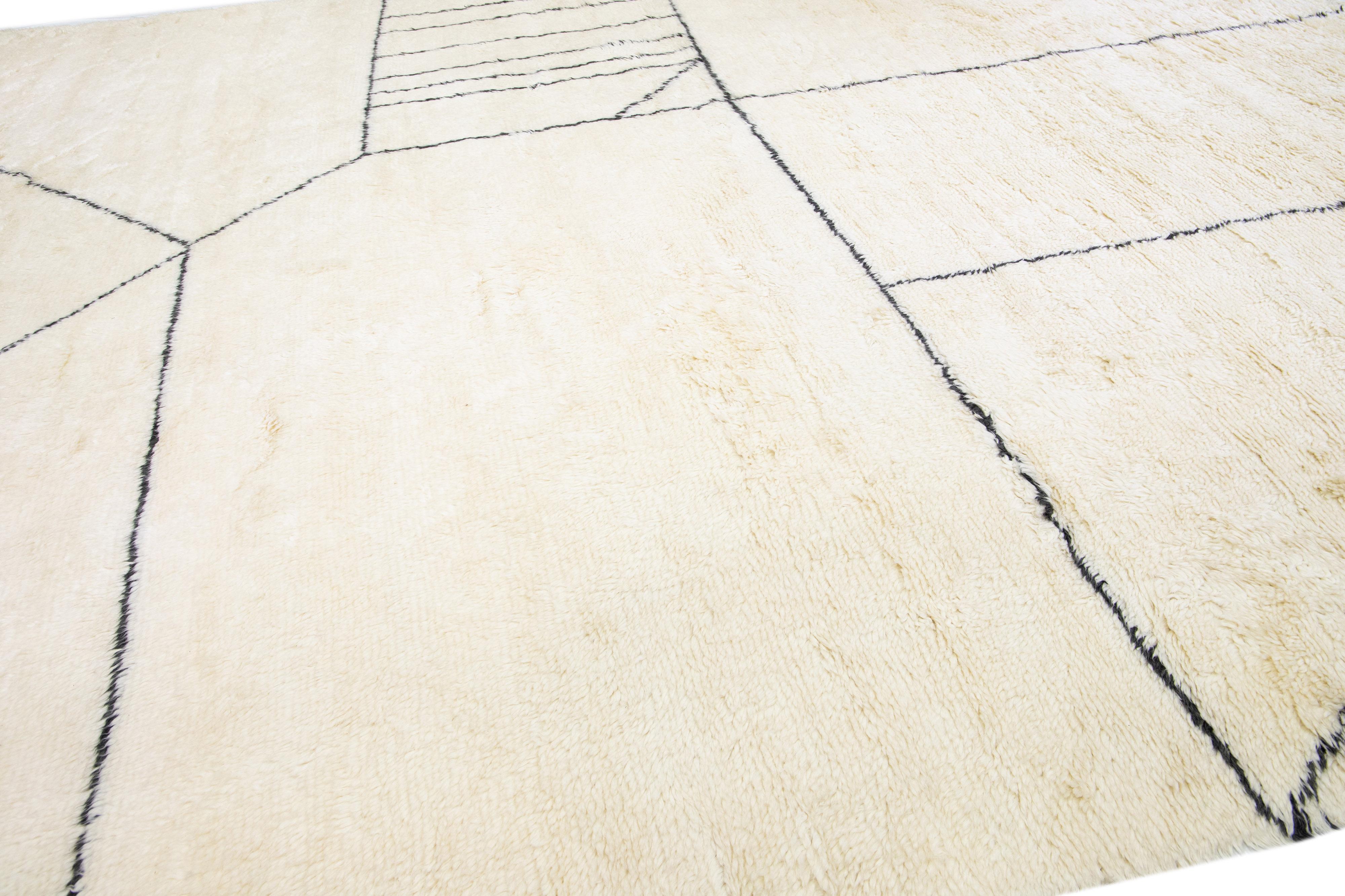 XXIe siècle et contemporain Tapis moderne surdimensionné en laine ivoire de style marocain fait à la main par Apadana en vente