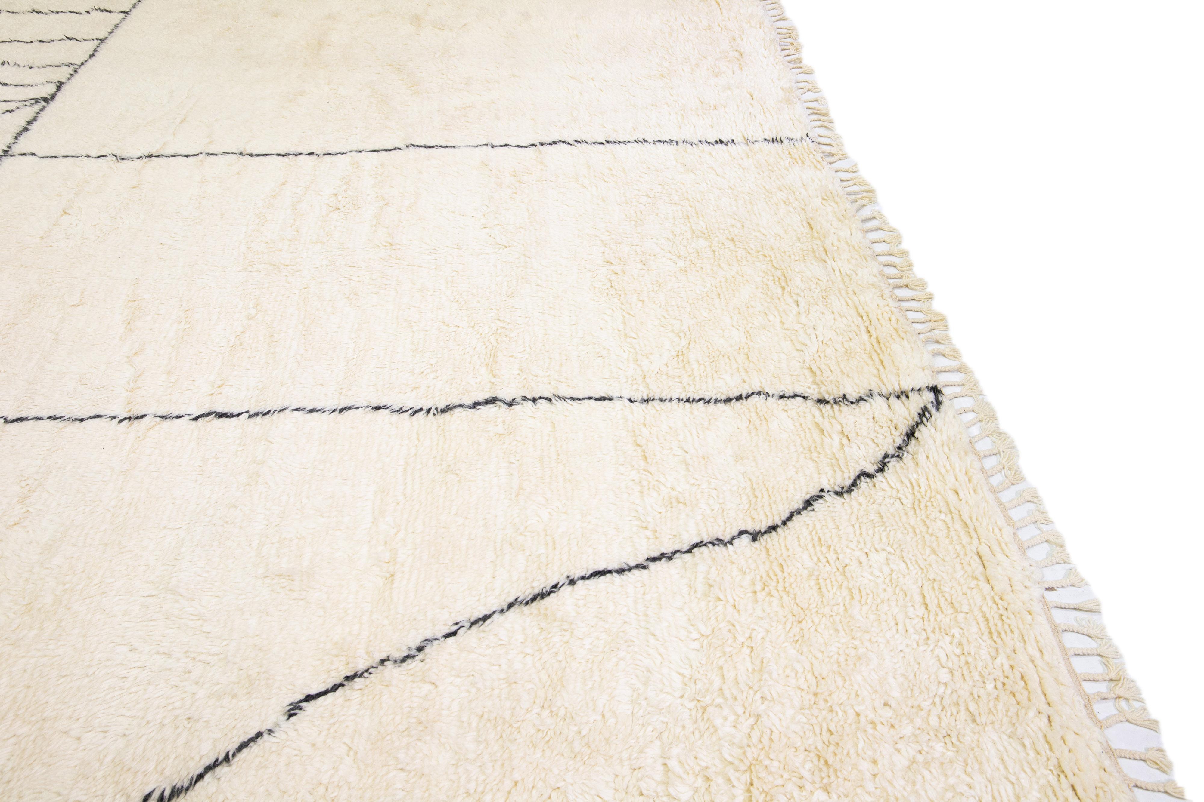Laine Tapis moderne surdimensionné en laine ivoire de style marocain fait à la main par Apadana en vente