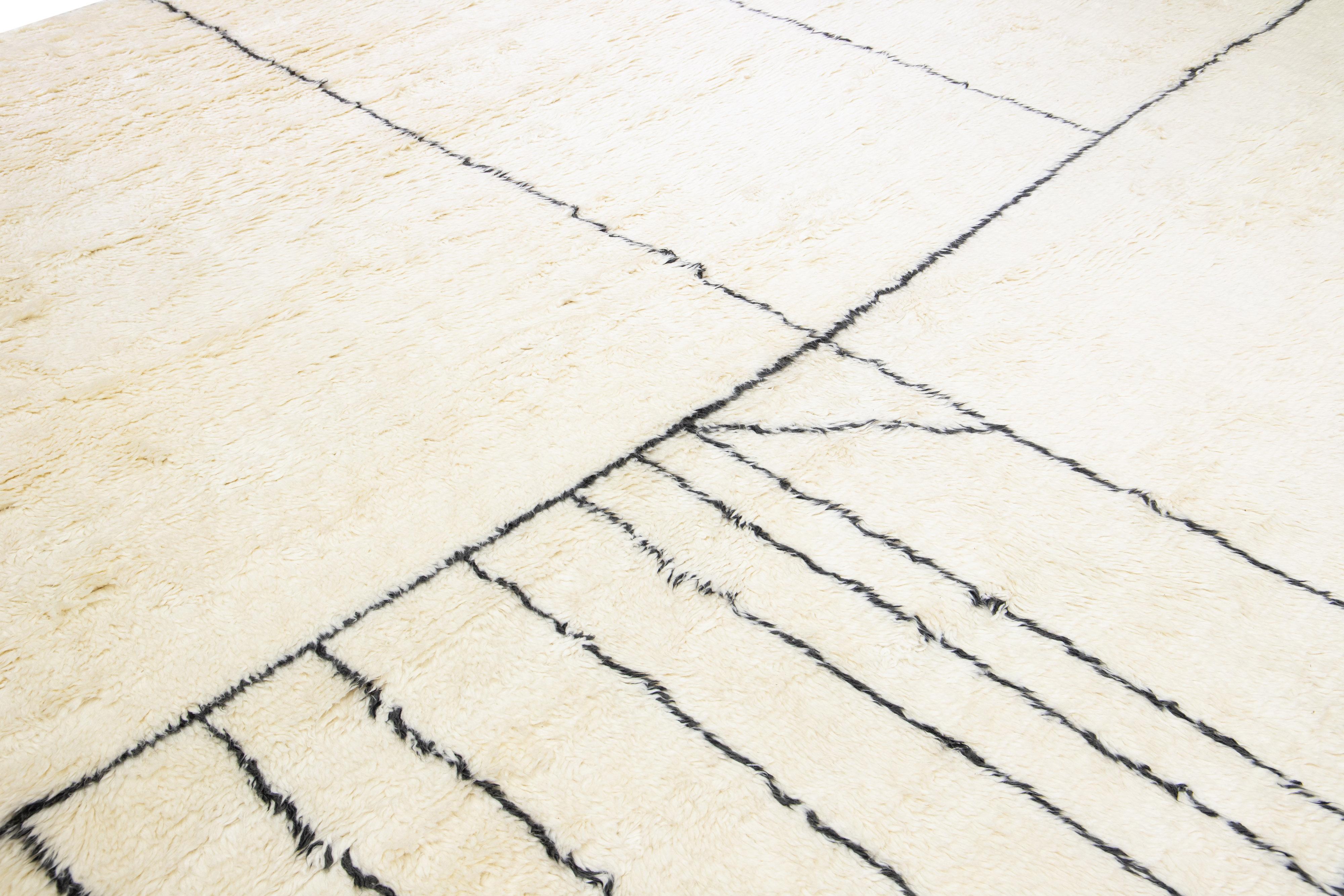 Tapis moderne surdimensionné en laine ivoire de style marocain fait à la main par Apadana en vente 1