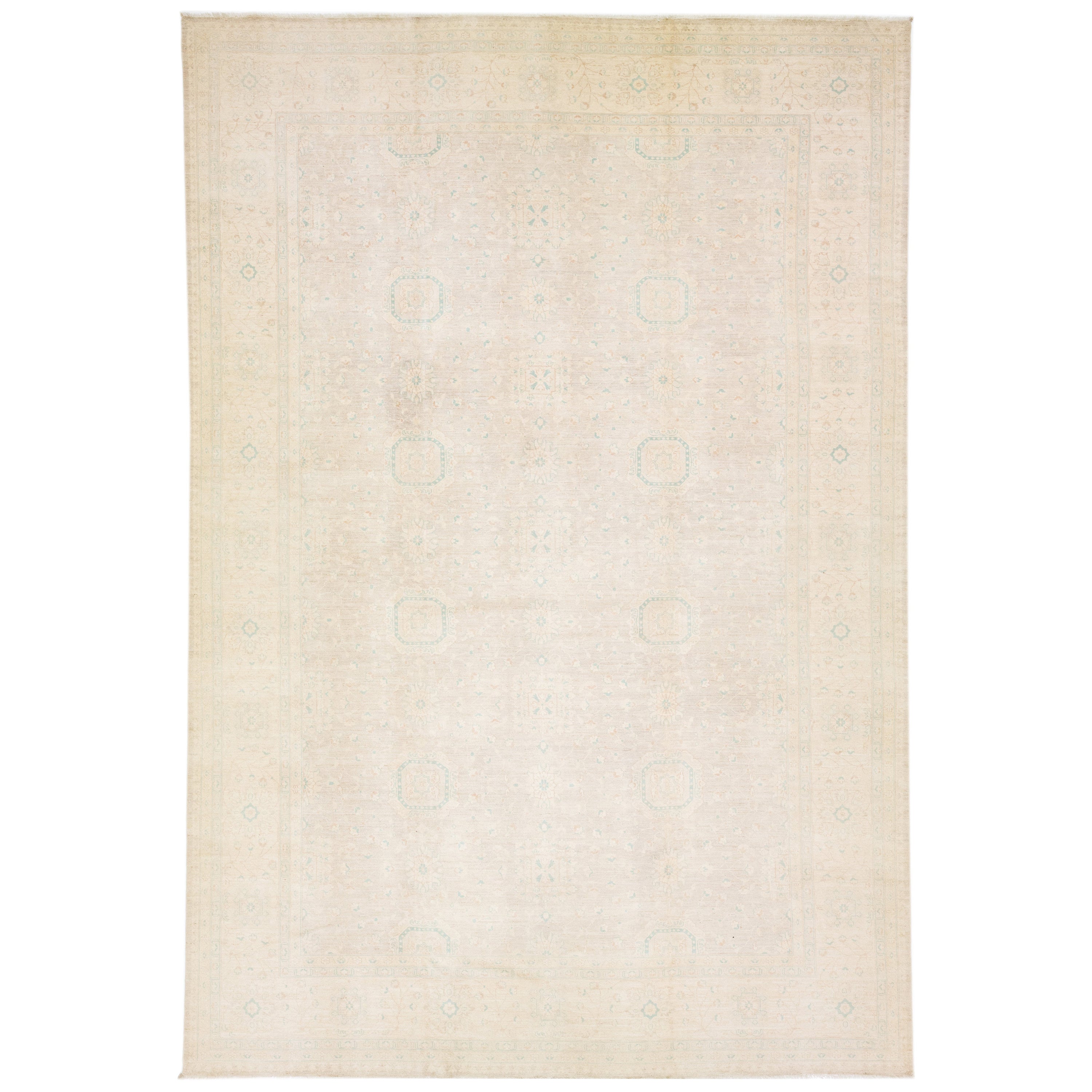 Tappeto moderno oversize in lana beige fatto a mano in stile Oushak con motivo floreale