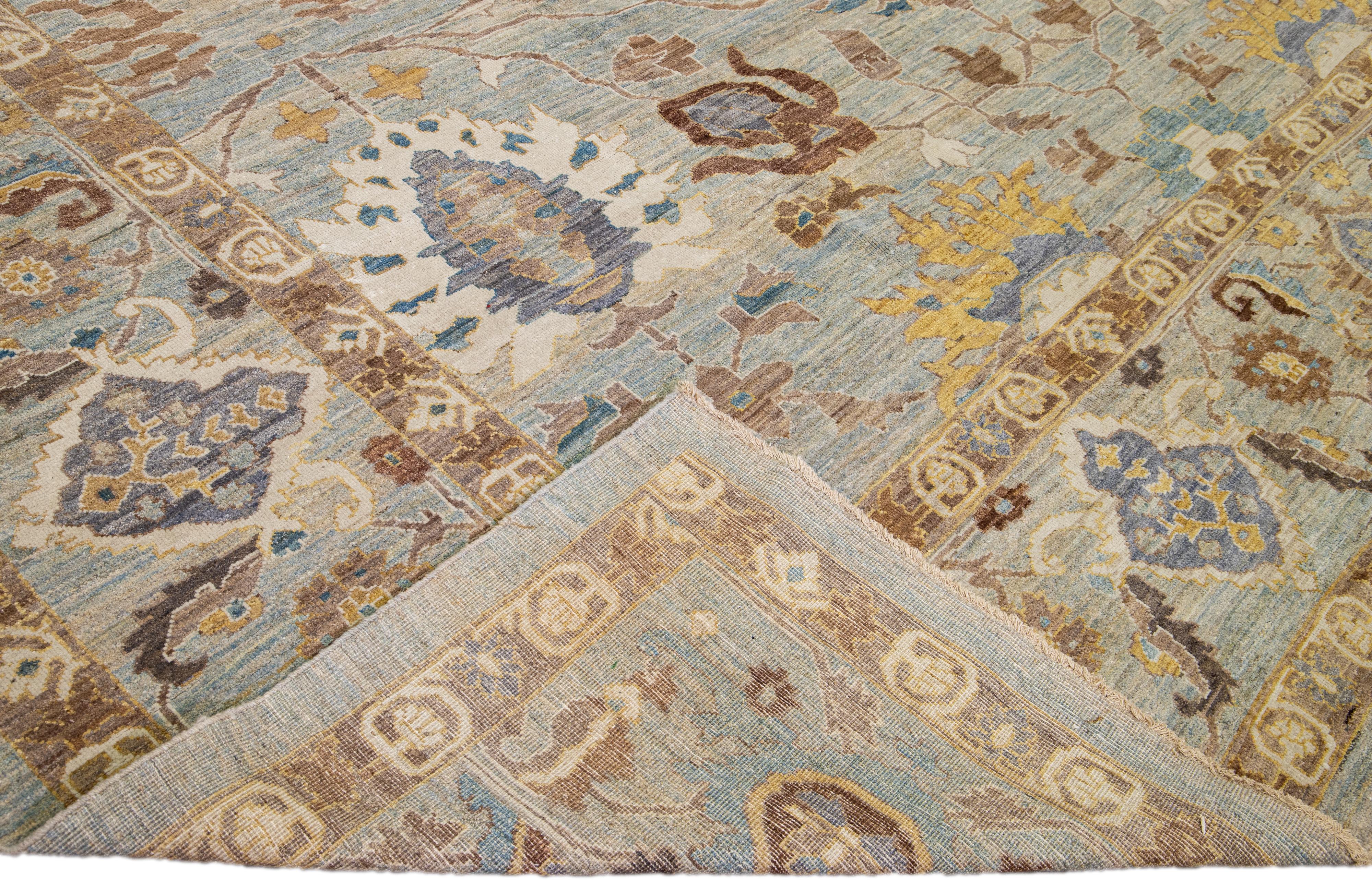 Schöner moderner, handgeknüpfter Sultanabad-Wollteppich mit blauem und grauem Feld. Dieser Sultanabad-Teppich hat braune, goldrutefarbene und blaue Akzente in einem wunderschönen, floralen Allover-Muster.

Dieser Teppich misst: 14'3