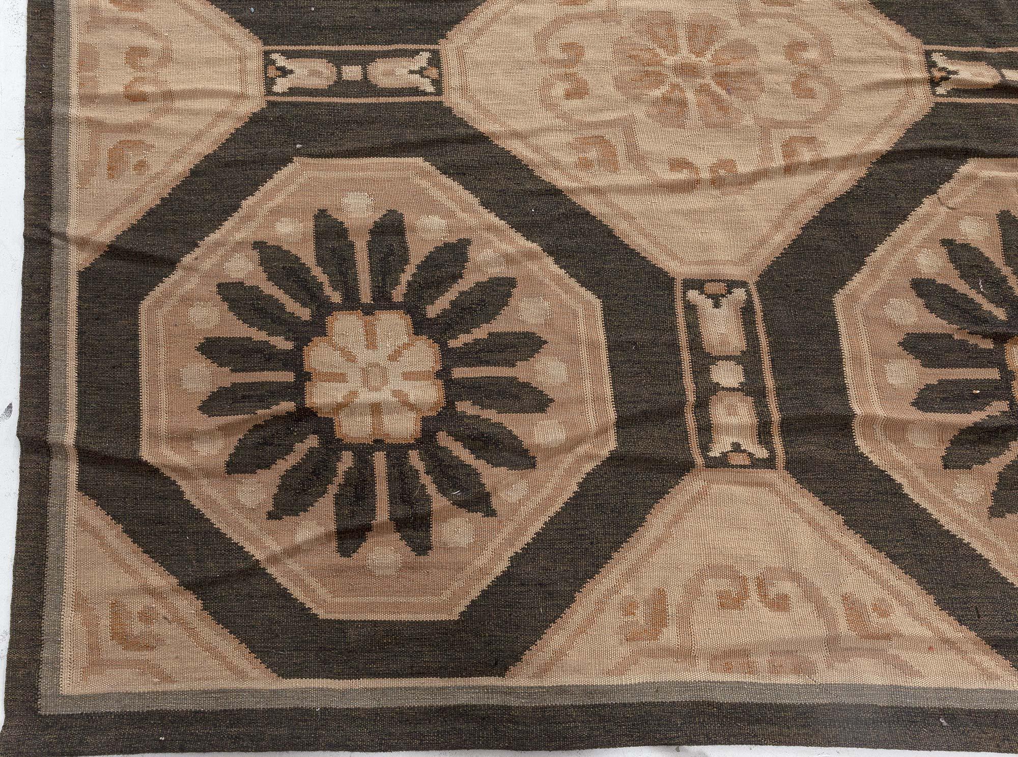 Bessarabique Tapis moderne surdimensionné en laine de Bessarabie par Doris Leslie Blau en vente