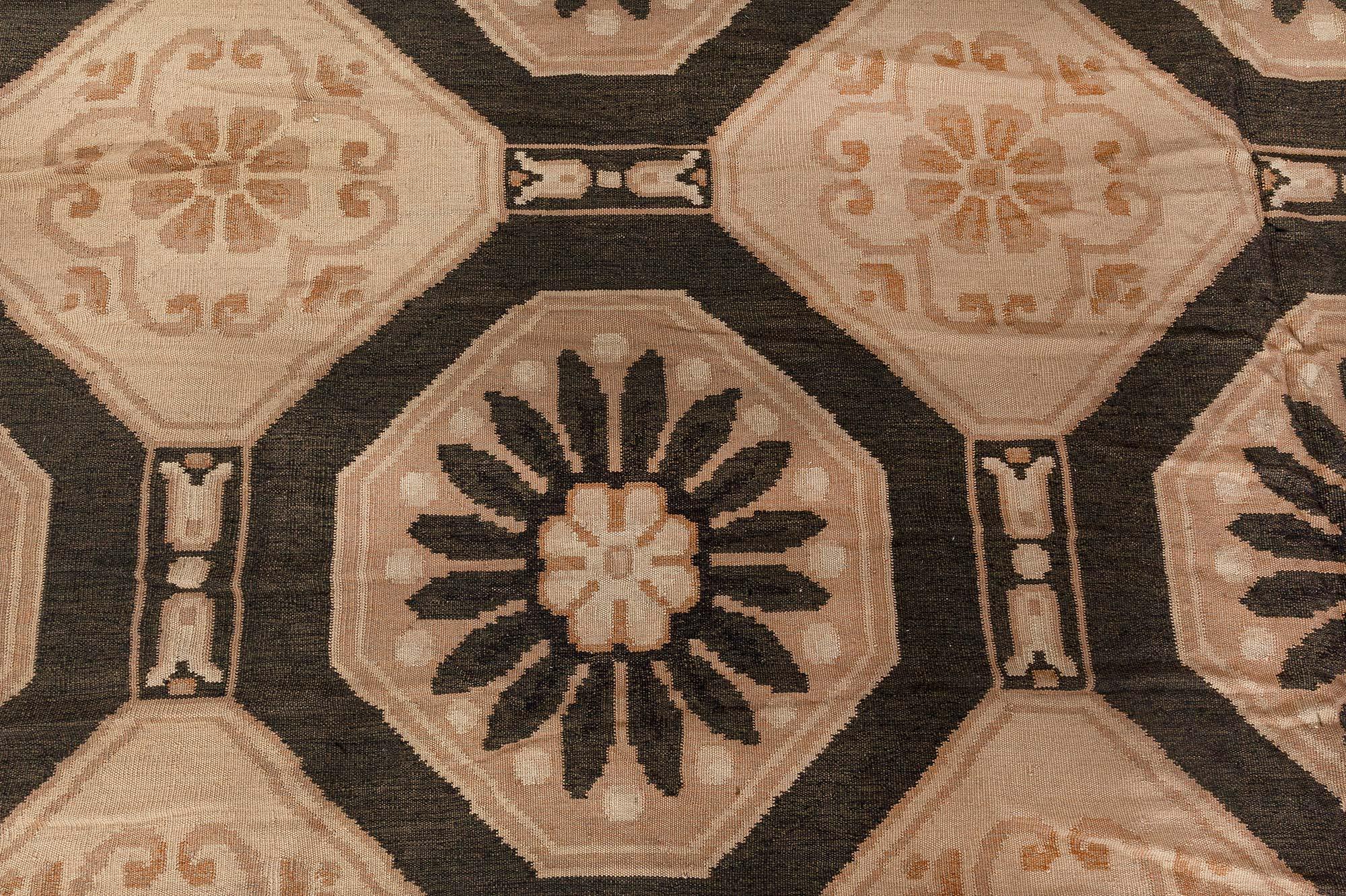 Chinois Tapis moderne surdimensionné en laine de Bessarabie par Doris Leslie Blau en vente