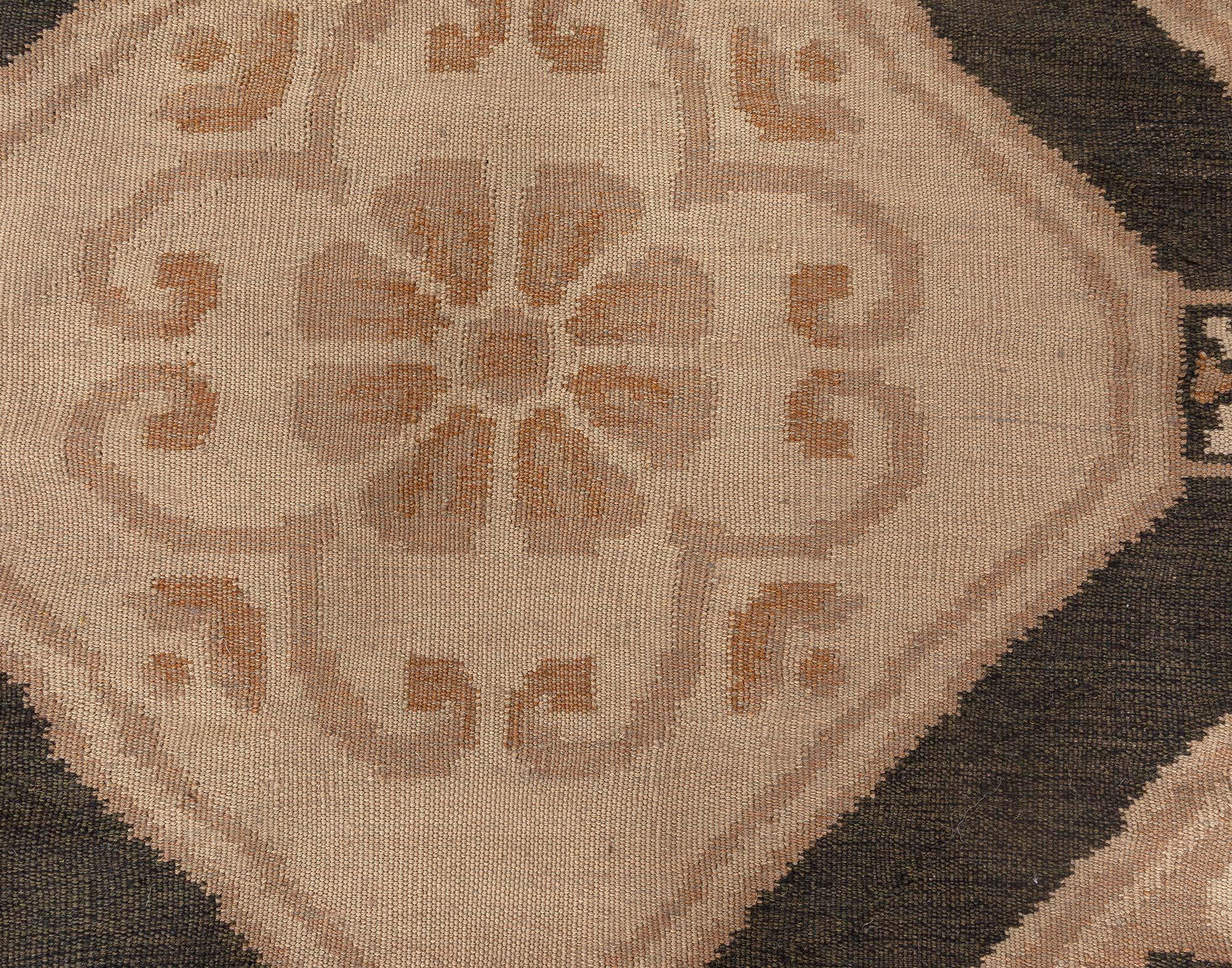 Laine Tapis moderne surdimensionné en laine de Bessarabie par Doris Leslie Blau en vente