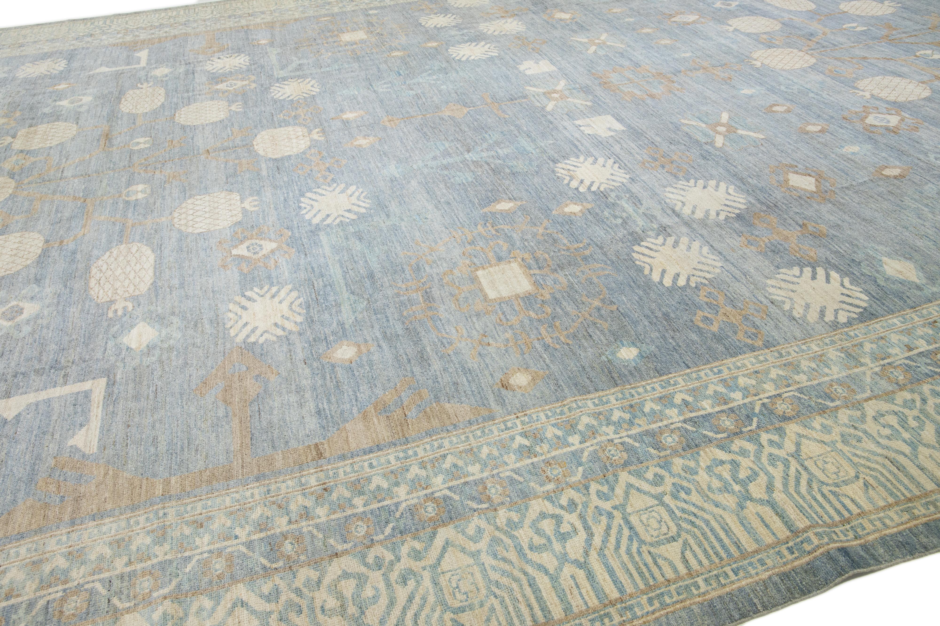 Moderner übergroßer Wollteppich im Khotan-Stil, handgefertigt in Blau mit geometrischem Design im Angebot 3