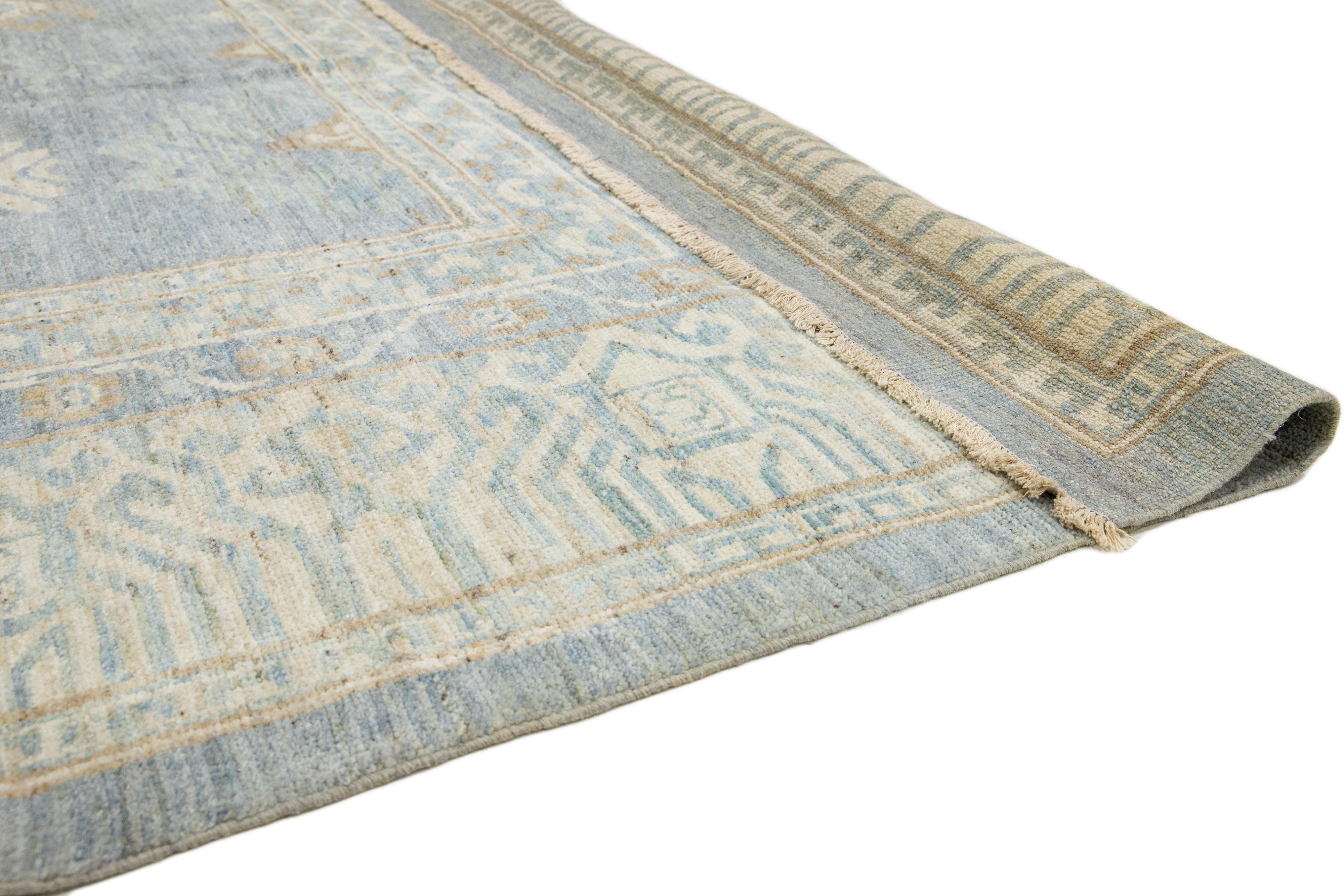 Moderner übergroßer Wollteppich im Khotan-Stil, handgefertigt in Blau mit geometrischem Design (Pakistanisch) im Angebot