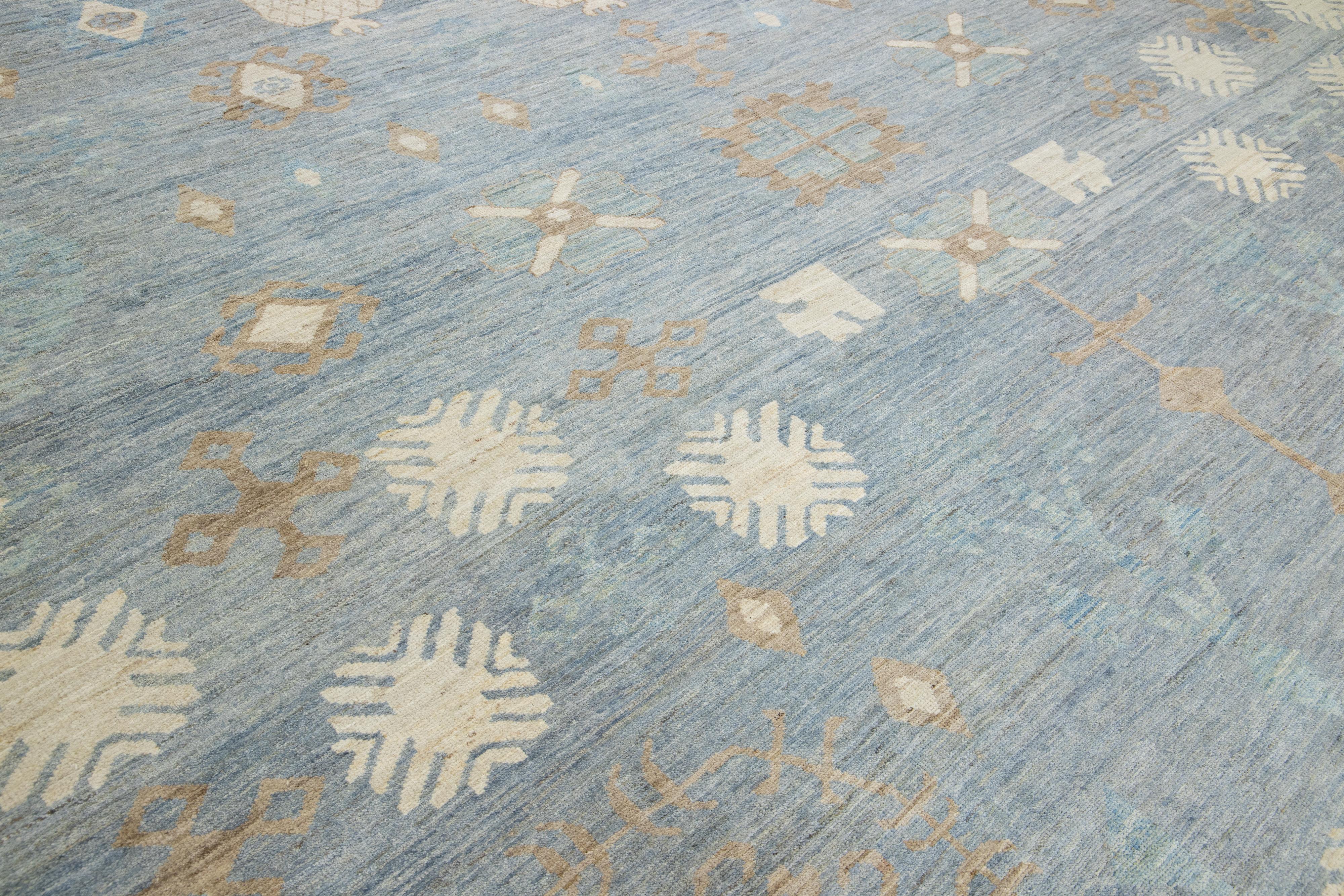 Moderner übergroßer Wollteppich im Khotan-Stil, handgefertigt in Blau mit geometrischem Design im Zustand „Neu“ im Angebot in Norwalk, CT
