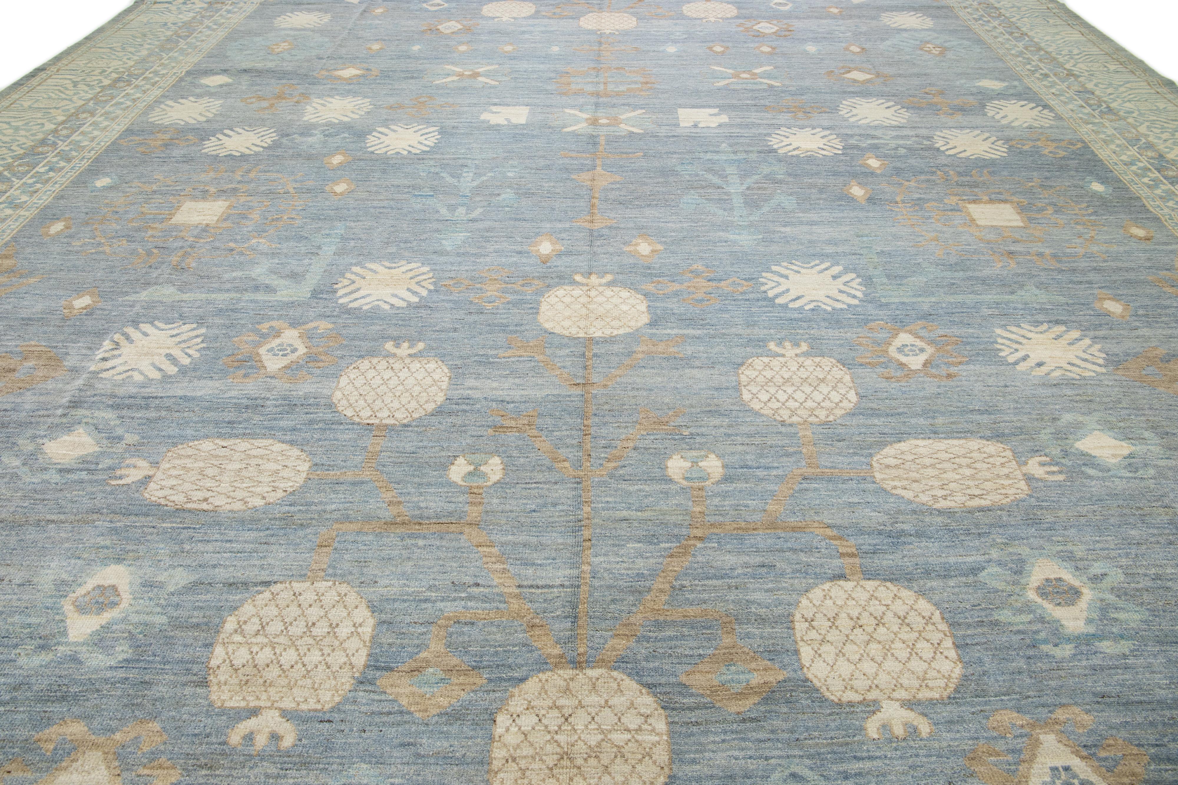 Moderner übergroßer Wollteppich im Khotan-Stil, handgefertigt in Blau mit geometrischem Design (21. Jahrhundert und zeitgenössisch) im Angebot