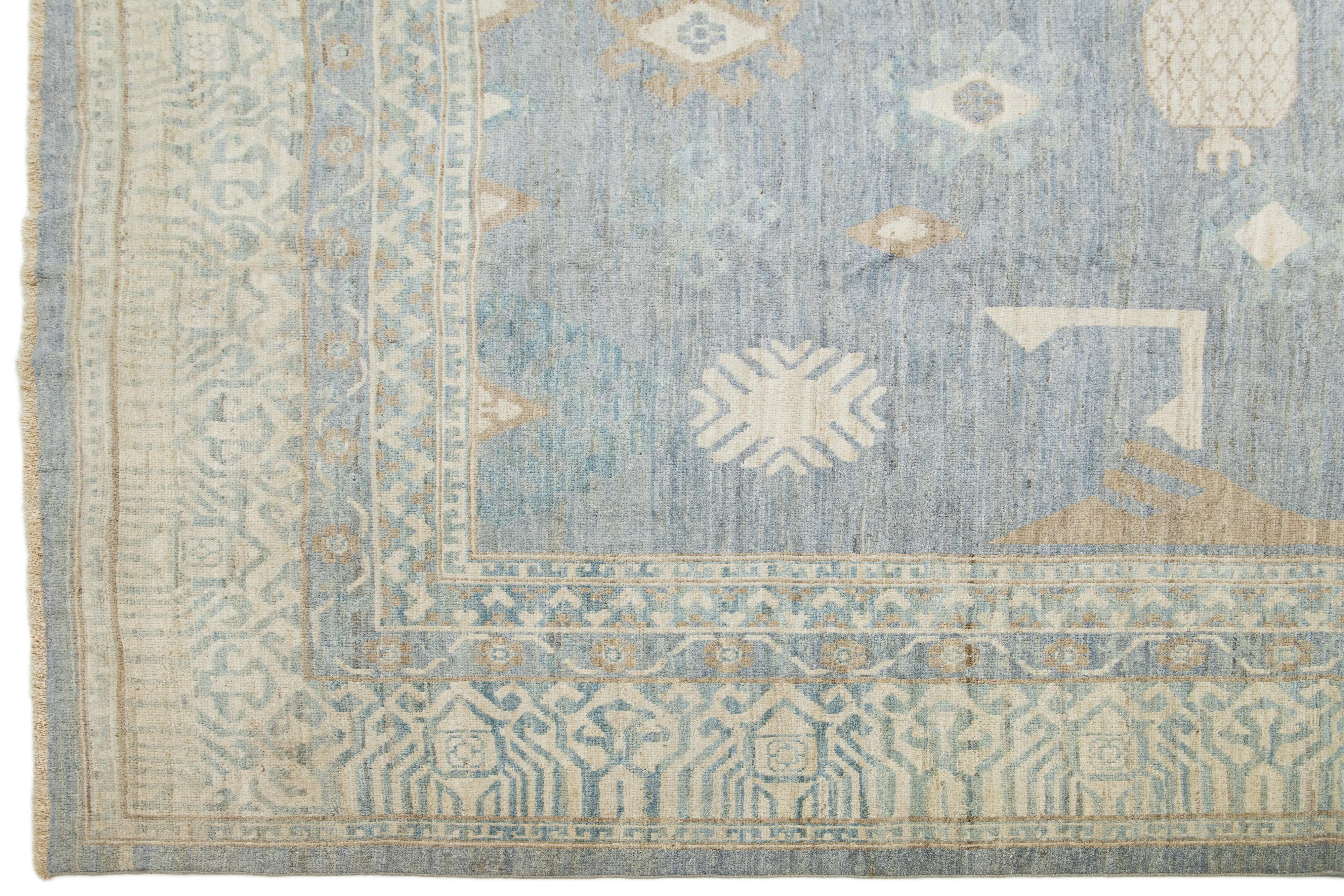 Moderner übergroßer Wollteppich im Khotan-Stil, handgefertigt in Blau mit geometrischem Design (Wolle) im Angebot