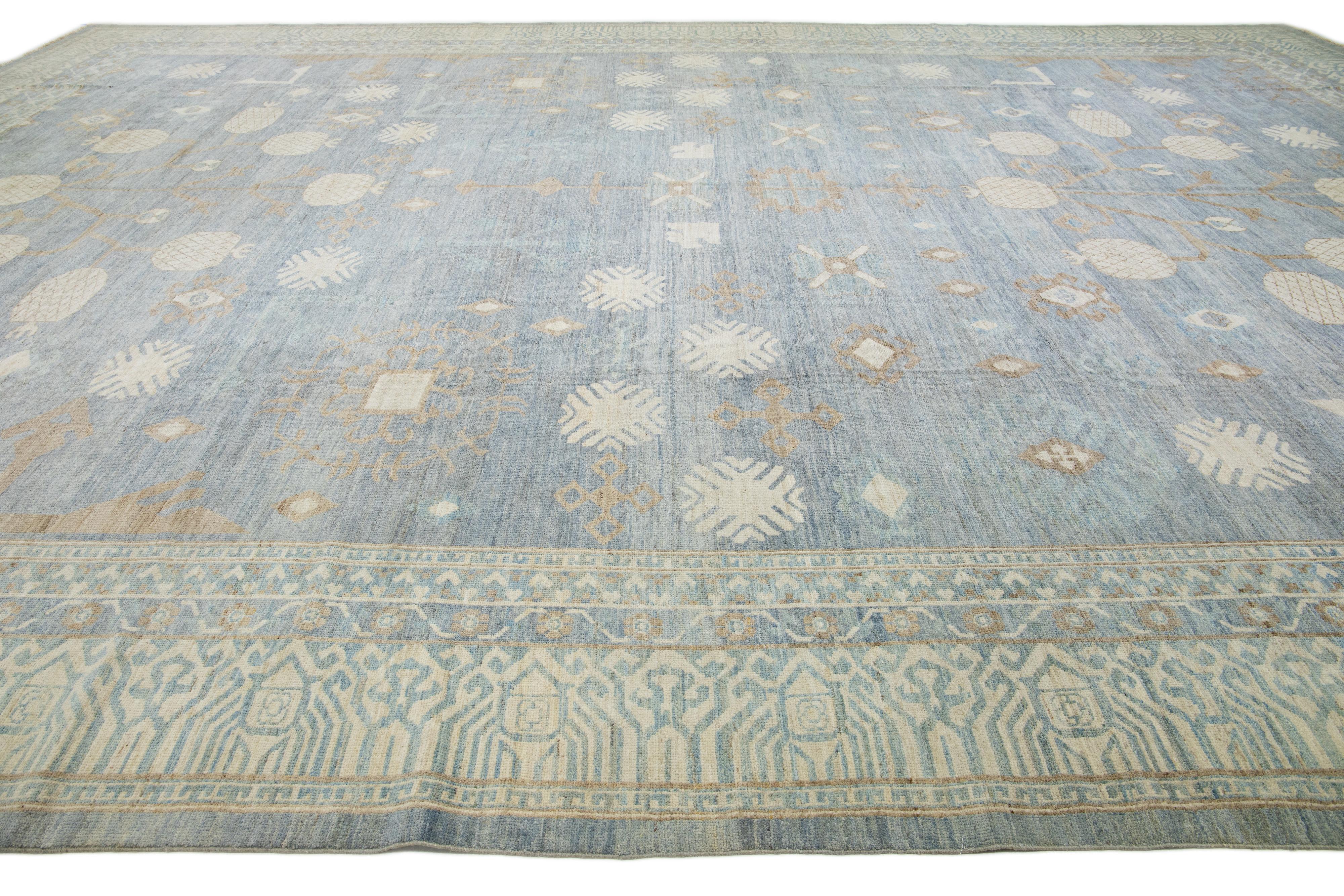 Moderner übergroßer Wollteppich im Khotan-Stil, handgefertigt in Blau mit geometrischem Design im Angebot 1