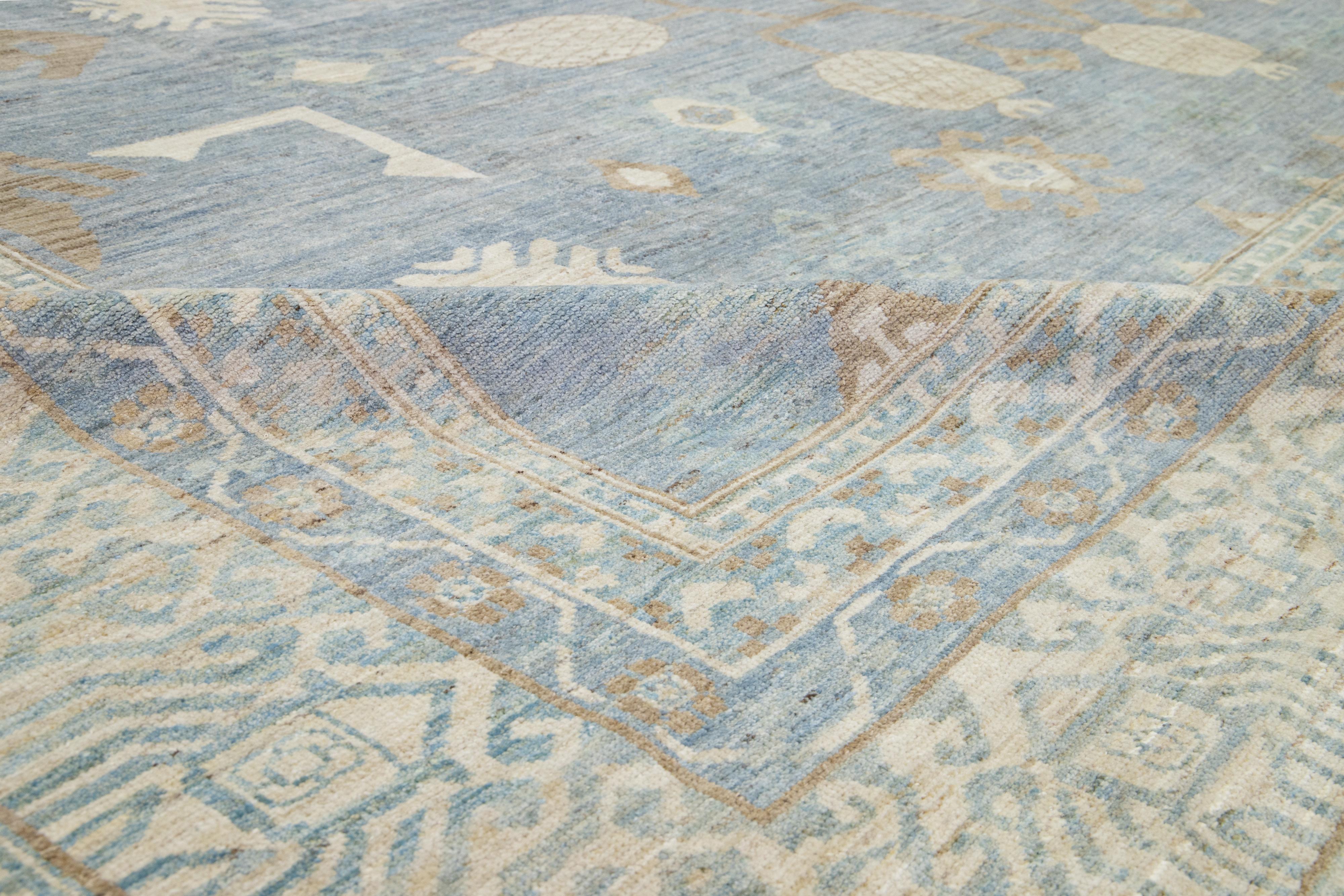 Moderner übergroßer Wollteppich im Khotan-Stil, handgefertigt in Blau mit geometrischem Design im Angebot 2