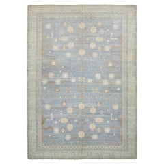 Moderner übergroßer Wollteppich im Khotan-Stil, handgefertigt in Blau mit geometrischem Design