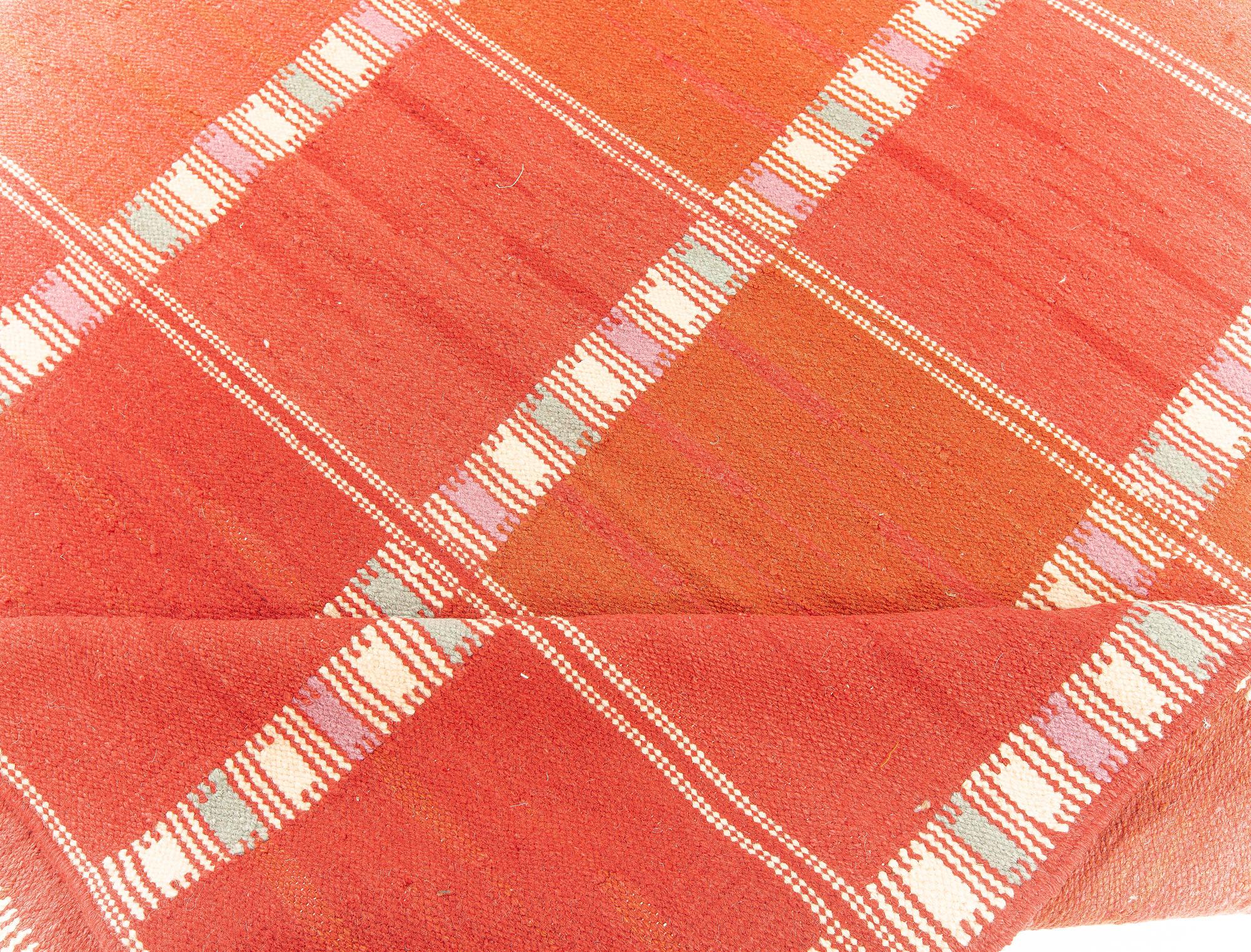 Scandinavo moderno Tappeto moderno oversize a trama piatta rosso in stile svedese di Doris Leslie Blau in vendita