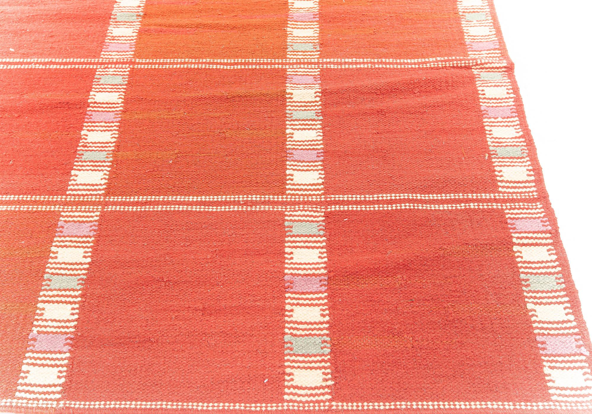 Indiano Tappeto moderno oversize a trama piatta rosso in stile svedese di Doris Leslie Blau in vendita