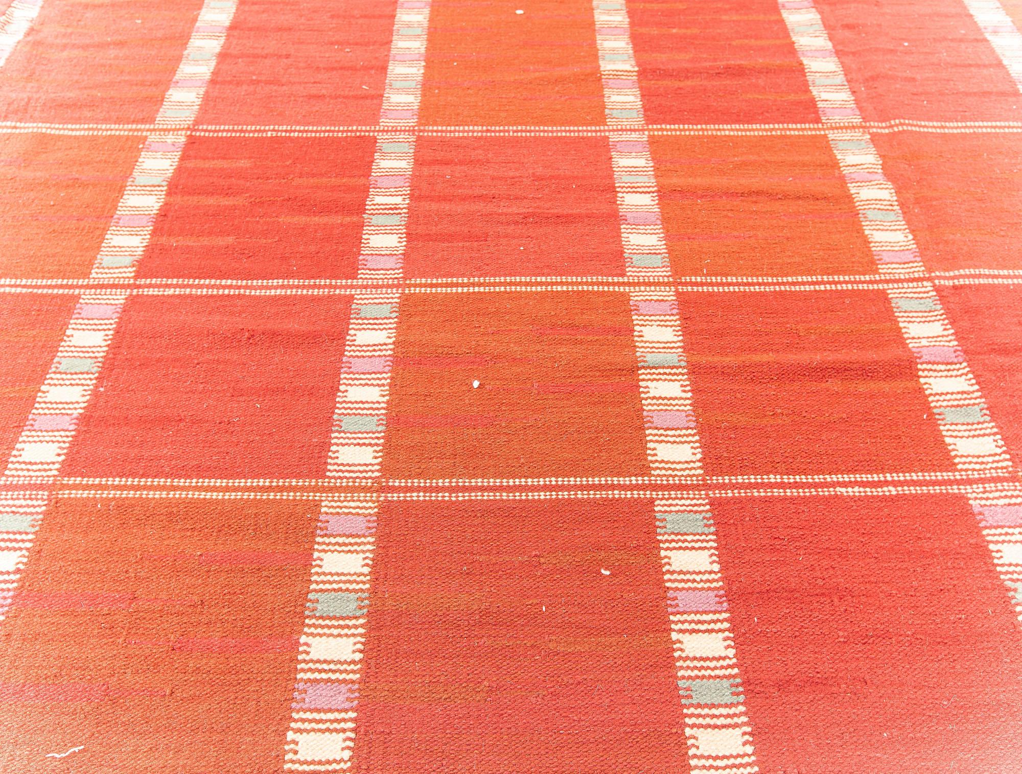 Tessuto a mano Tappeto moderno oversize a trama piatta rosso in stile svedese di Doris Leslie Blau in vendita