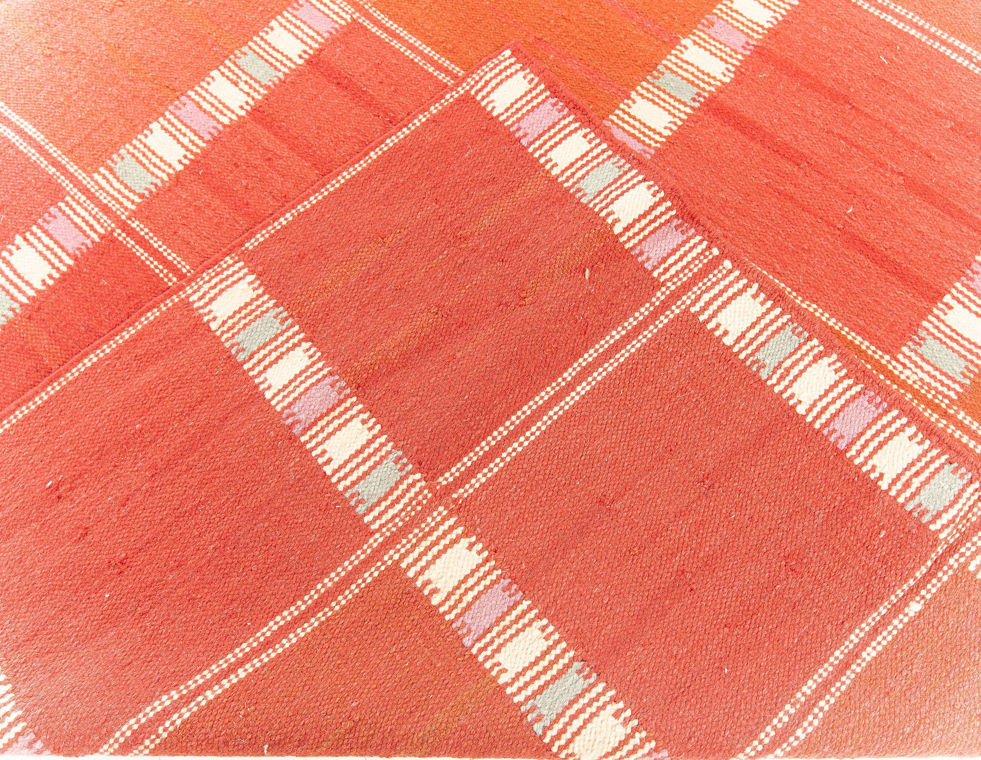 XXI secolo e contemporaneo Tappeto moderno oversize a trama piatta rosso in stile svedese di Doris Leslie Blau in vendita
