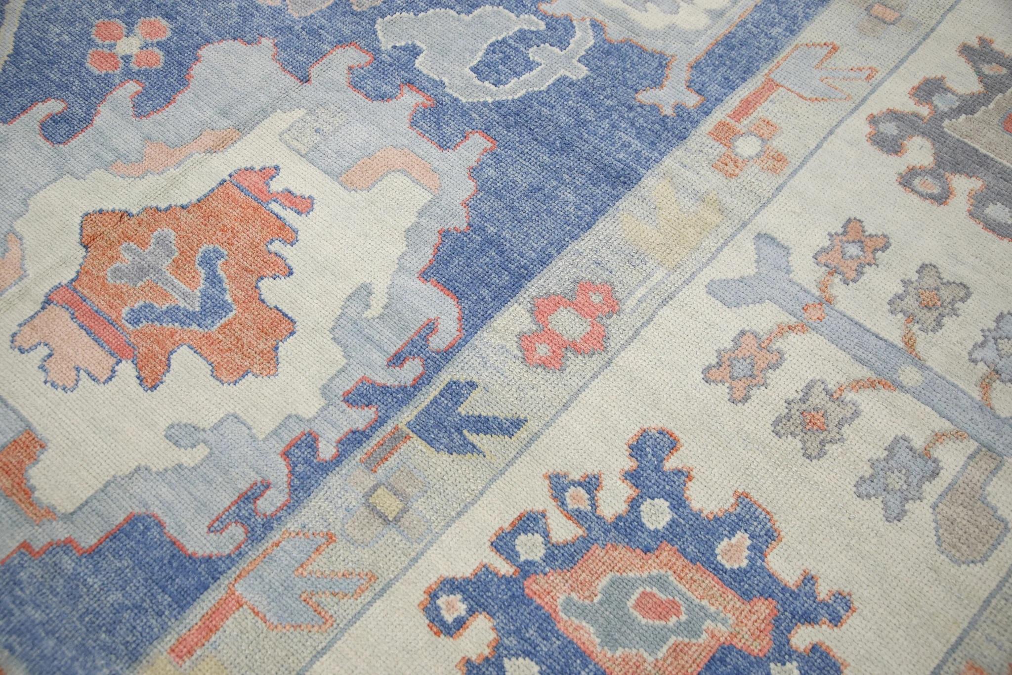 Türkischer Oushak-Teppich in Übergröße aus handgewebter Wolle in Blau & Rosa mit Blumenmuster 13'11
