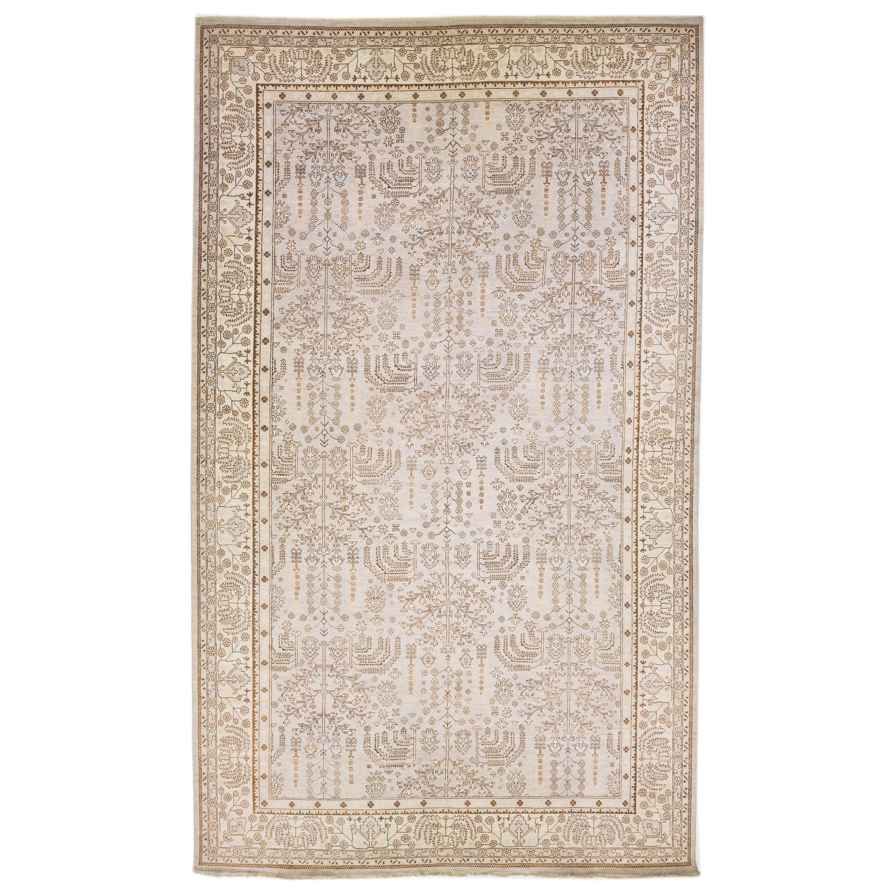 Tappeto moderno in lana Ovesize Oushak fatto a mano con campo floreale beige in vendita
