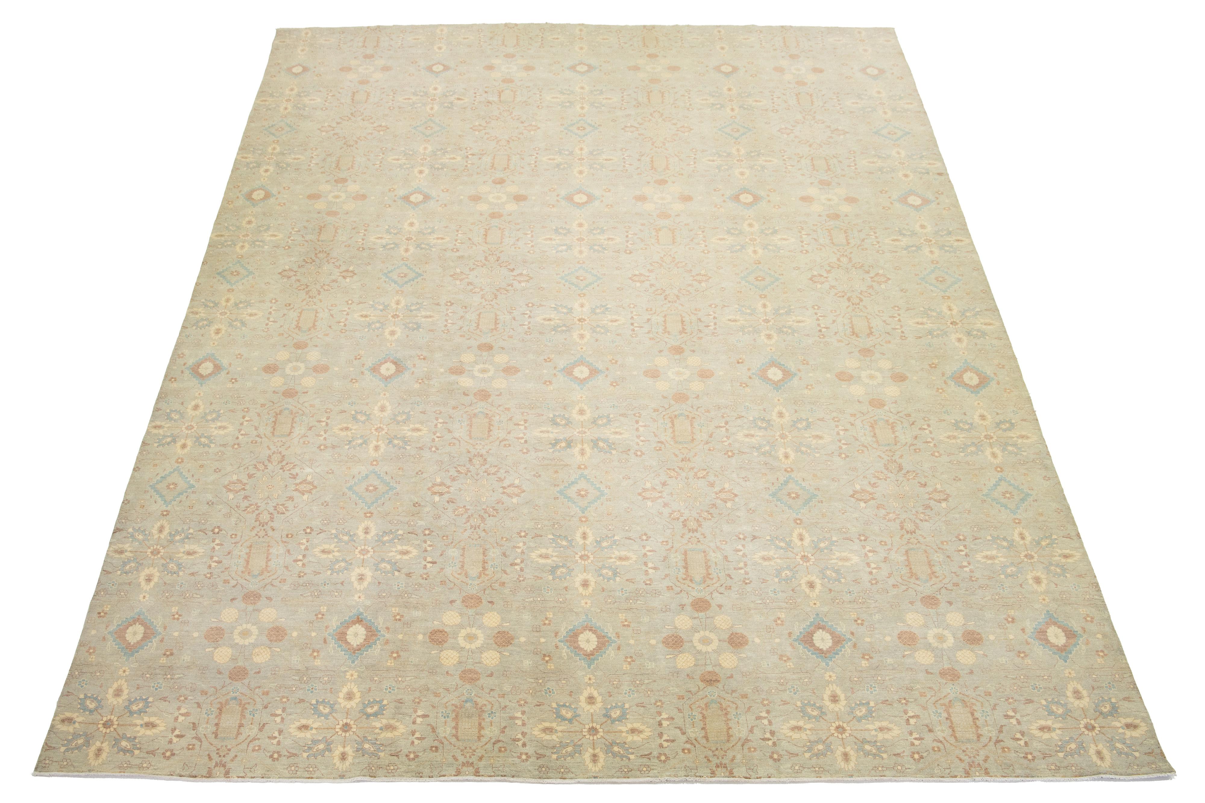 Questo moderno tappeto oversize in lana Oushak annodato a mano presenta uno sfondo grigio-beige con un accattivante motivo floreale blu e marrone.

Questo tappeto misura 11'9'' X 17'7''.

I nostri tappeti vengono puliti professionalmente prima della
