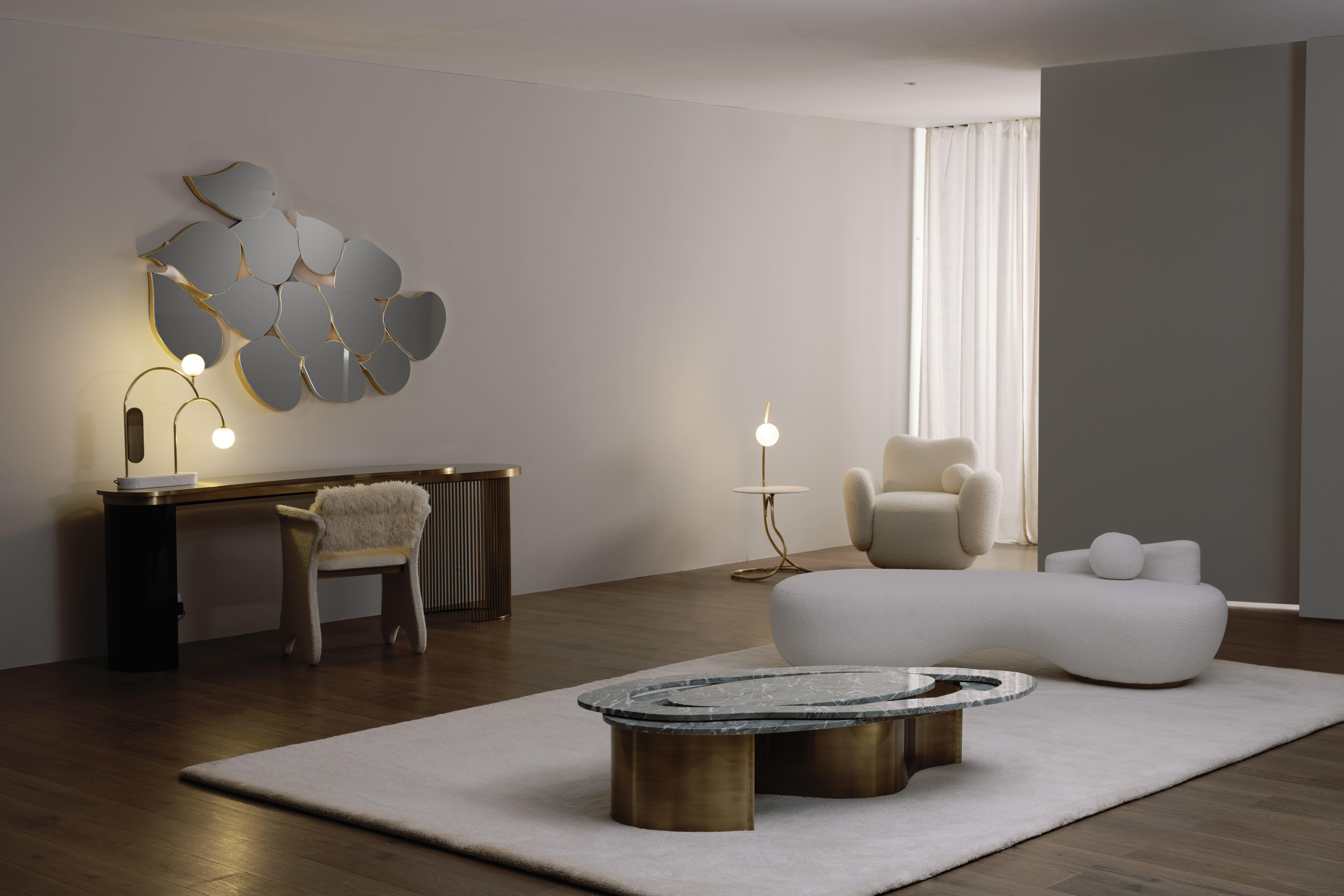 XXIe siècle et contemporain Table d'appoint Oxford moderne en marbre Calacatta et laiton faite à la main Portugal Greenapple en vente