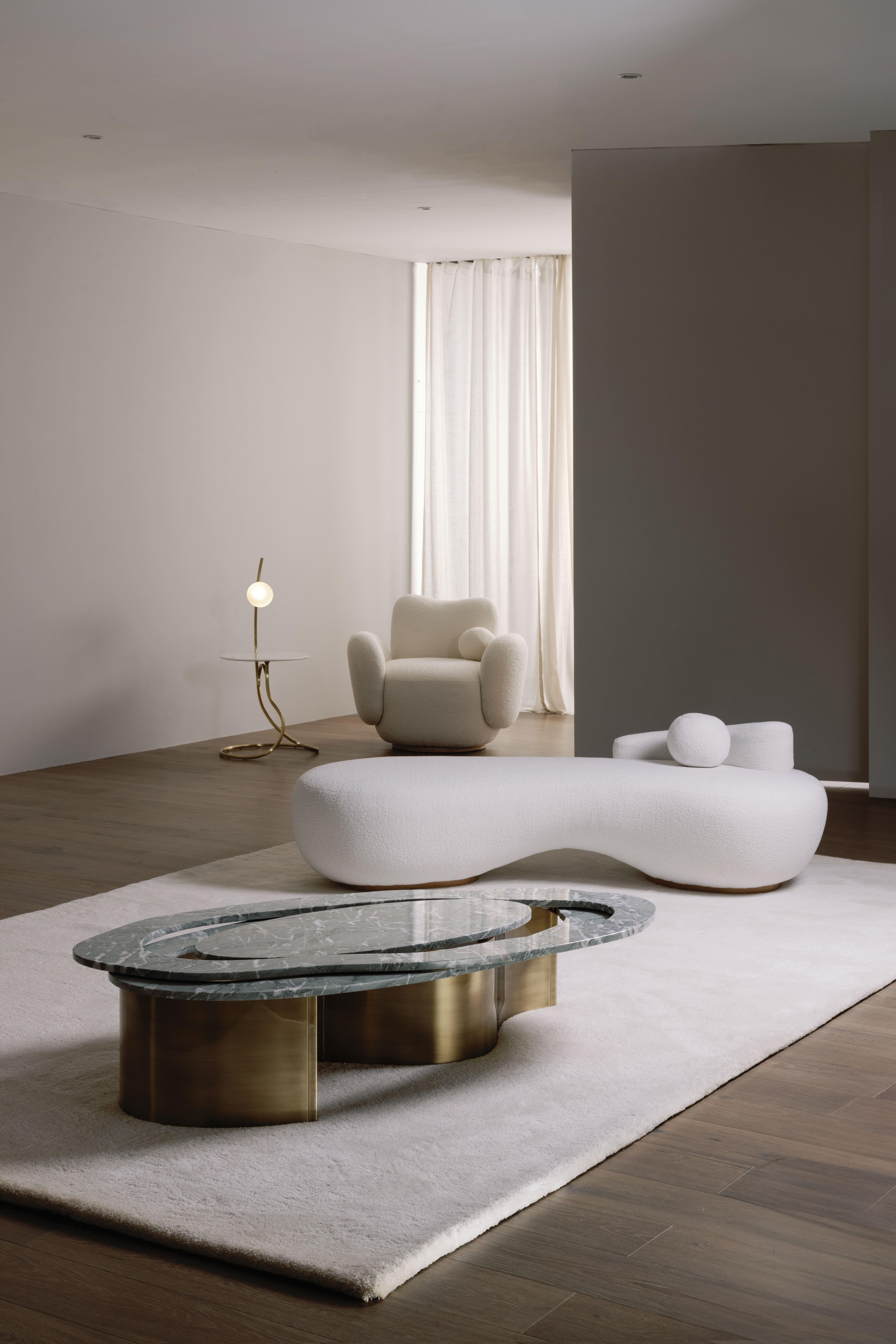 Laiton Table d'appoint Oxford moderne en marbre Calacatta et laiton faite à la main Portugal Greenapple en vente